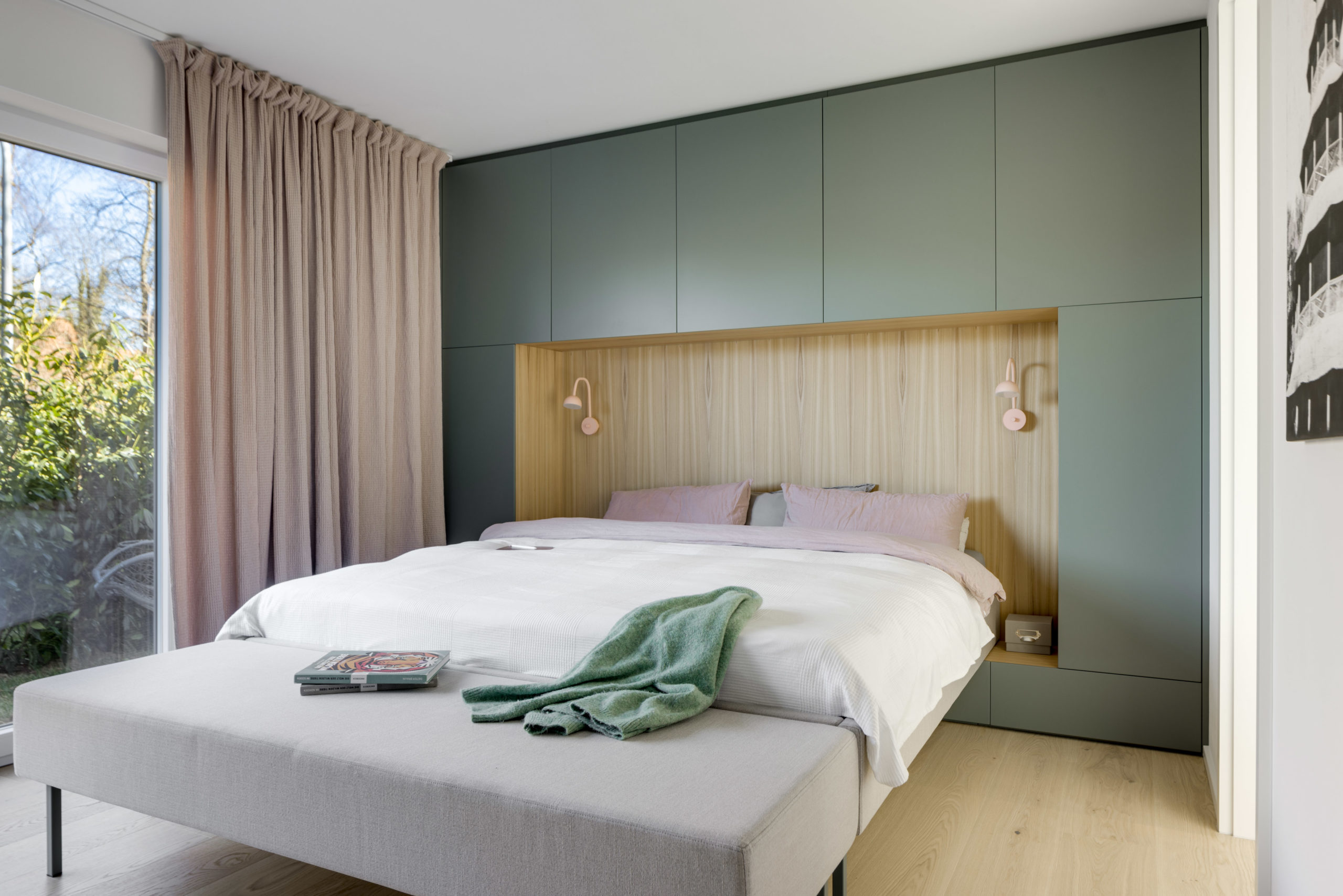 Design-Schlafzimmer mit Betteinbau aus Rüsterholz und rosa Akzenten