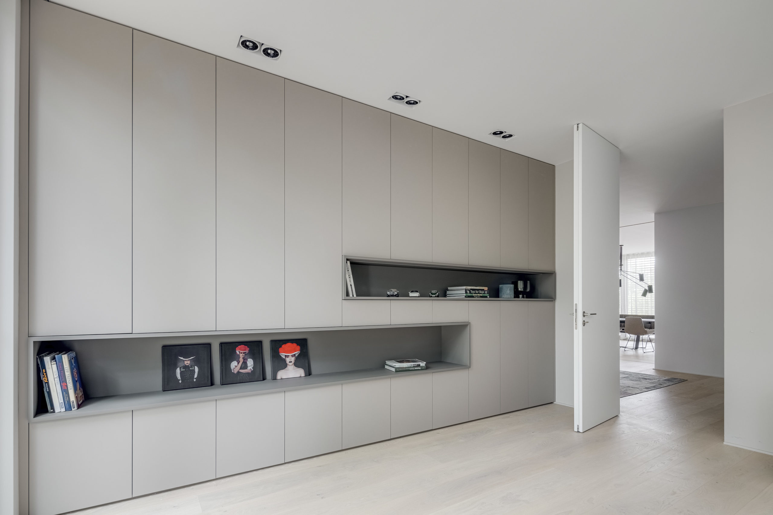 Maßgefertigter Aktenschrank mit integriertem Regal in modernem Design
