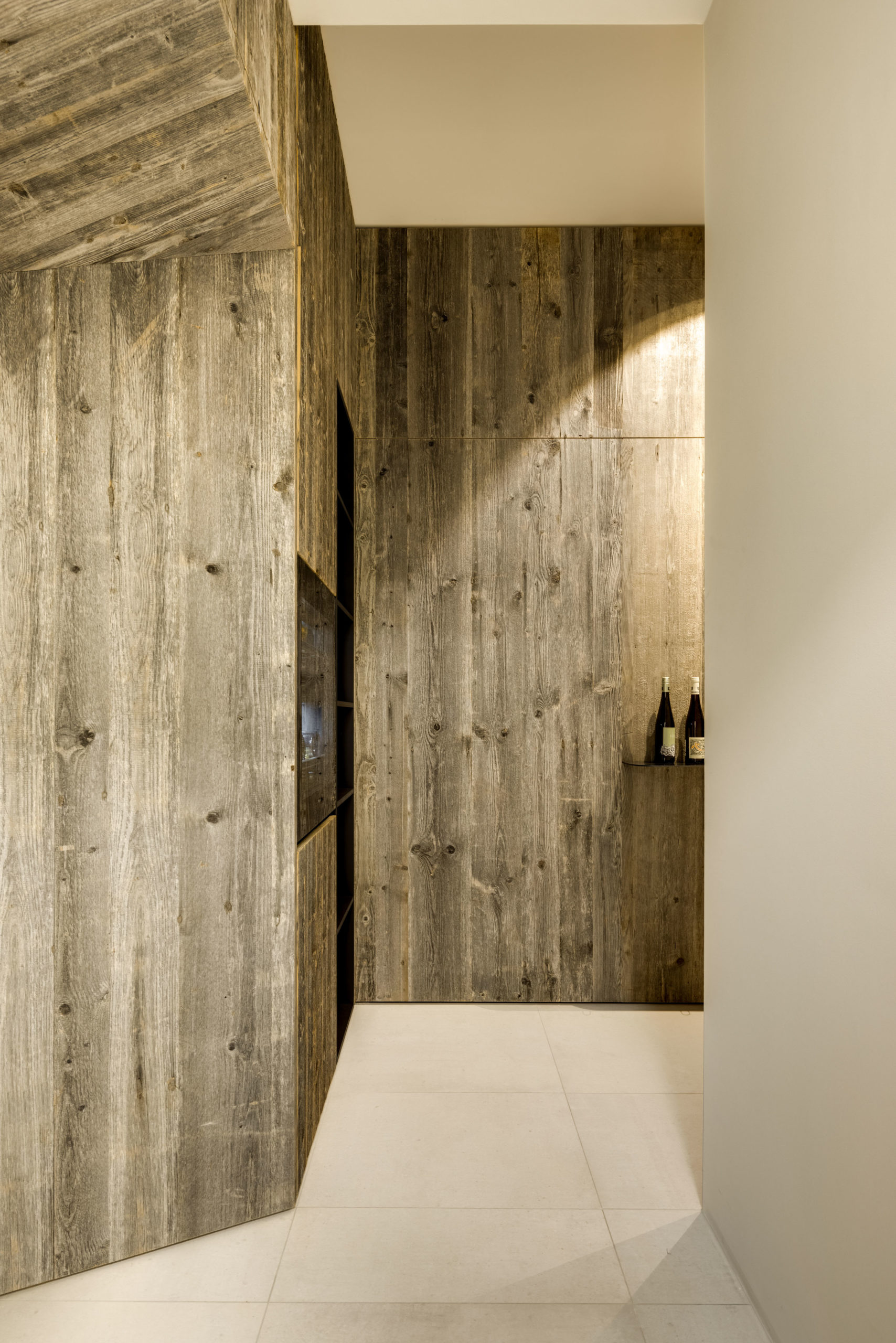 Moderne Wandverkleidung aus grauem Altholz für stilvolles Möbeldesign