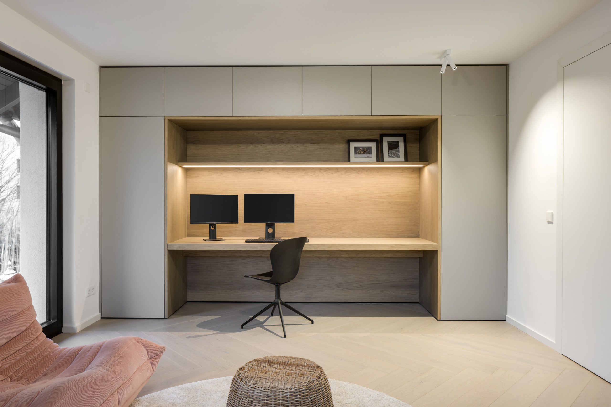 Integrierter Arbeitsplatz im Wohnraum mit maßgefertigtem Einbauschrank in Eiche und Oberschränken