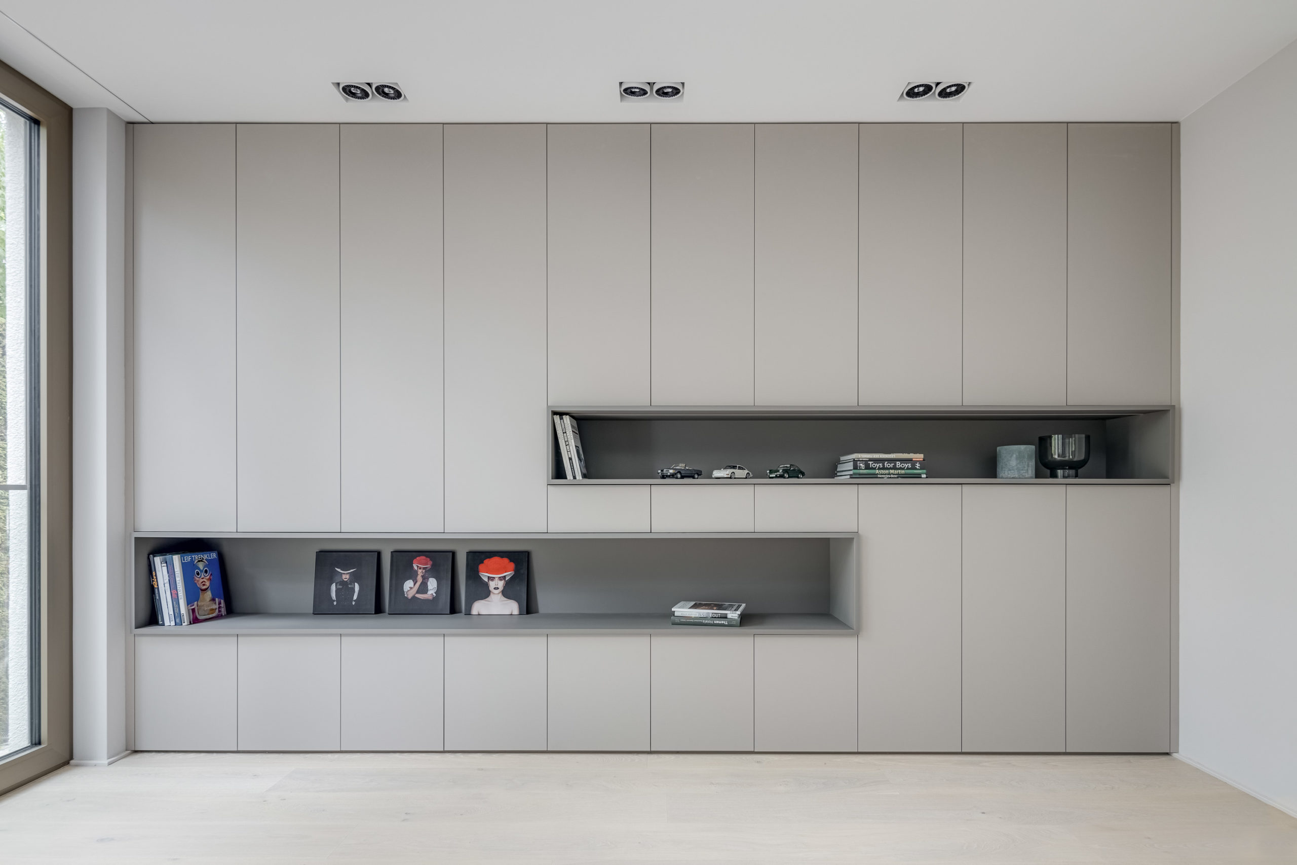 Arbeitszimmer mit maßgefertigtem Einbauschrank und offenen Regalelementen