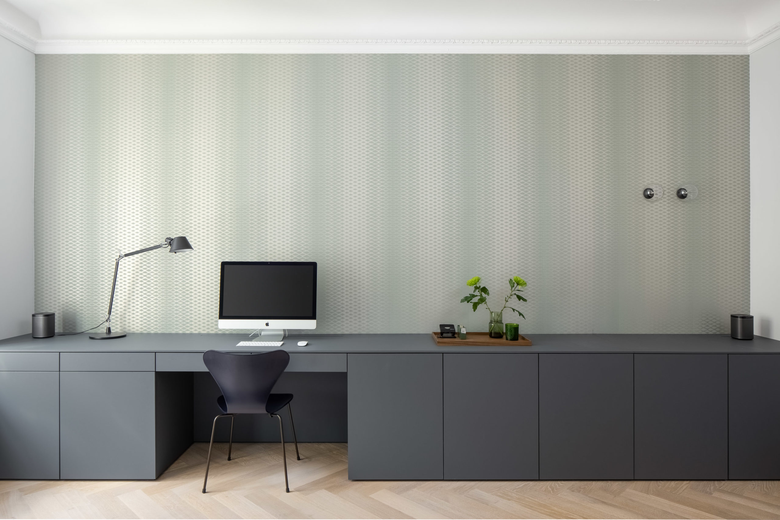 Modernes Arbeitszimmer mit Fenix-Schreibtisch und gemusterter Tapete
