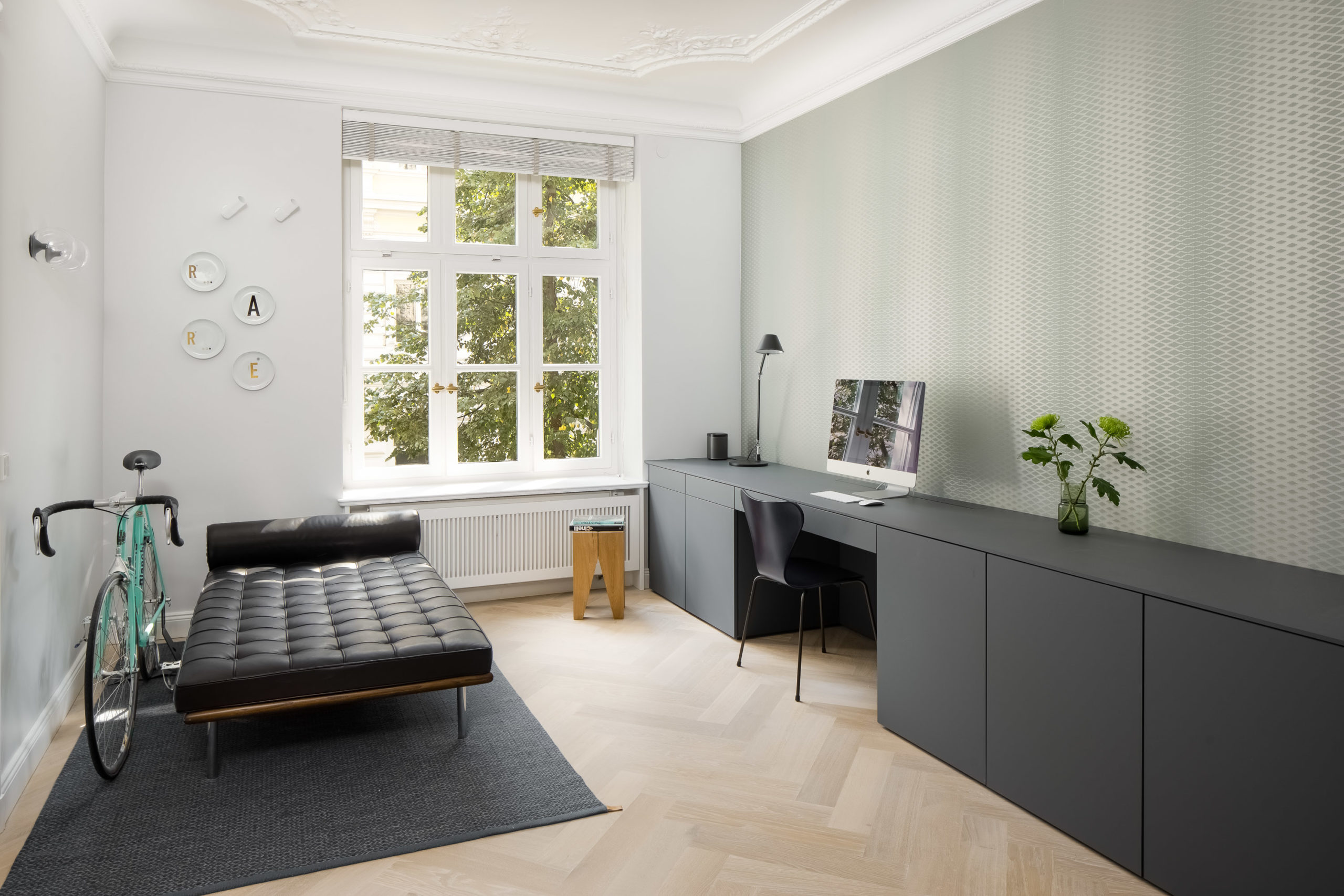 Helles Arbeitszimmer mit Parkettboden und maßgefertigten Möbeln