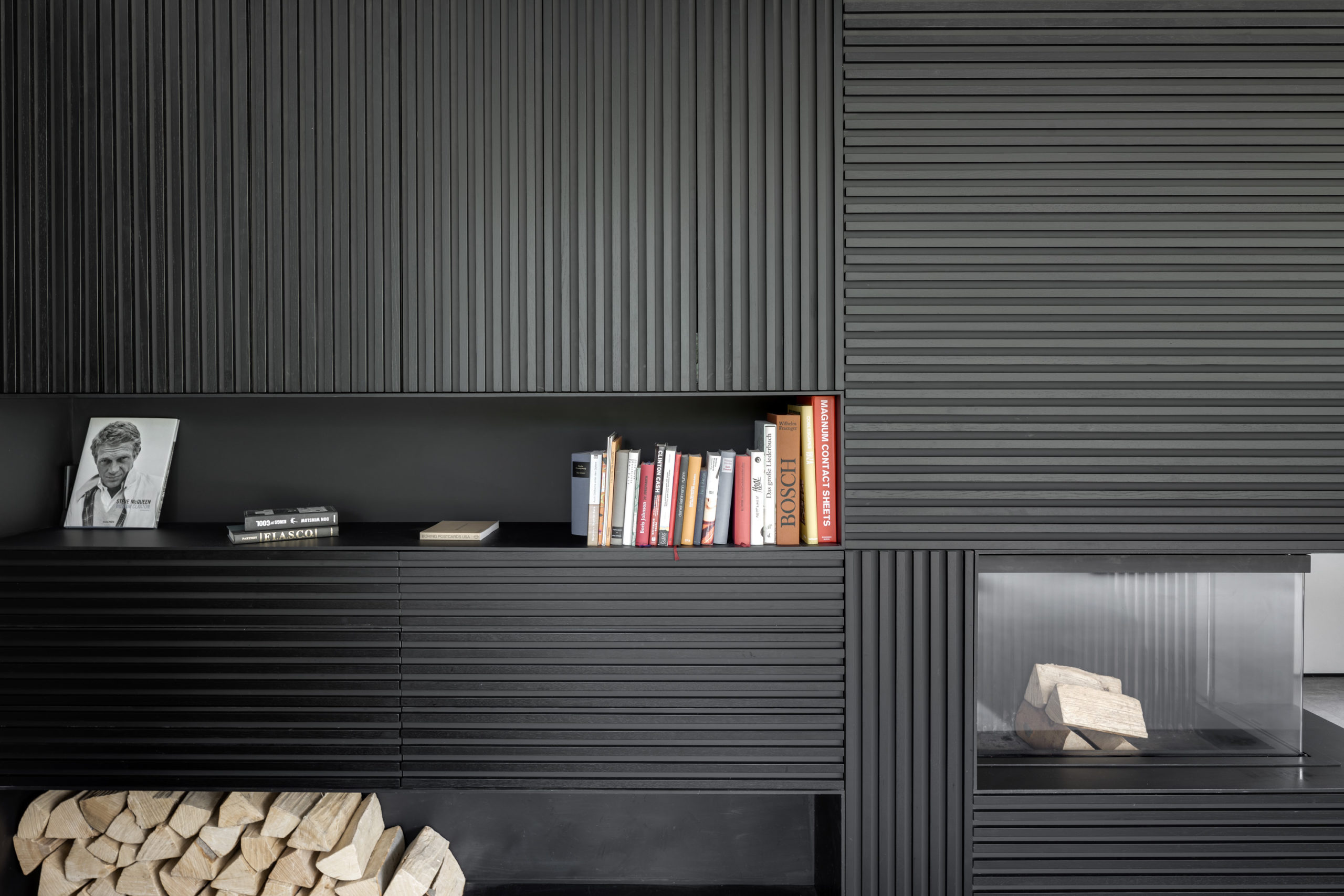 Detail Kamin mit gebeizten Holzlamellen – modernes Wohnraum-Design München