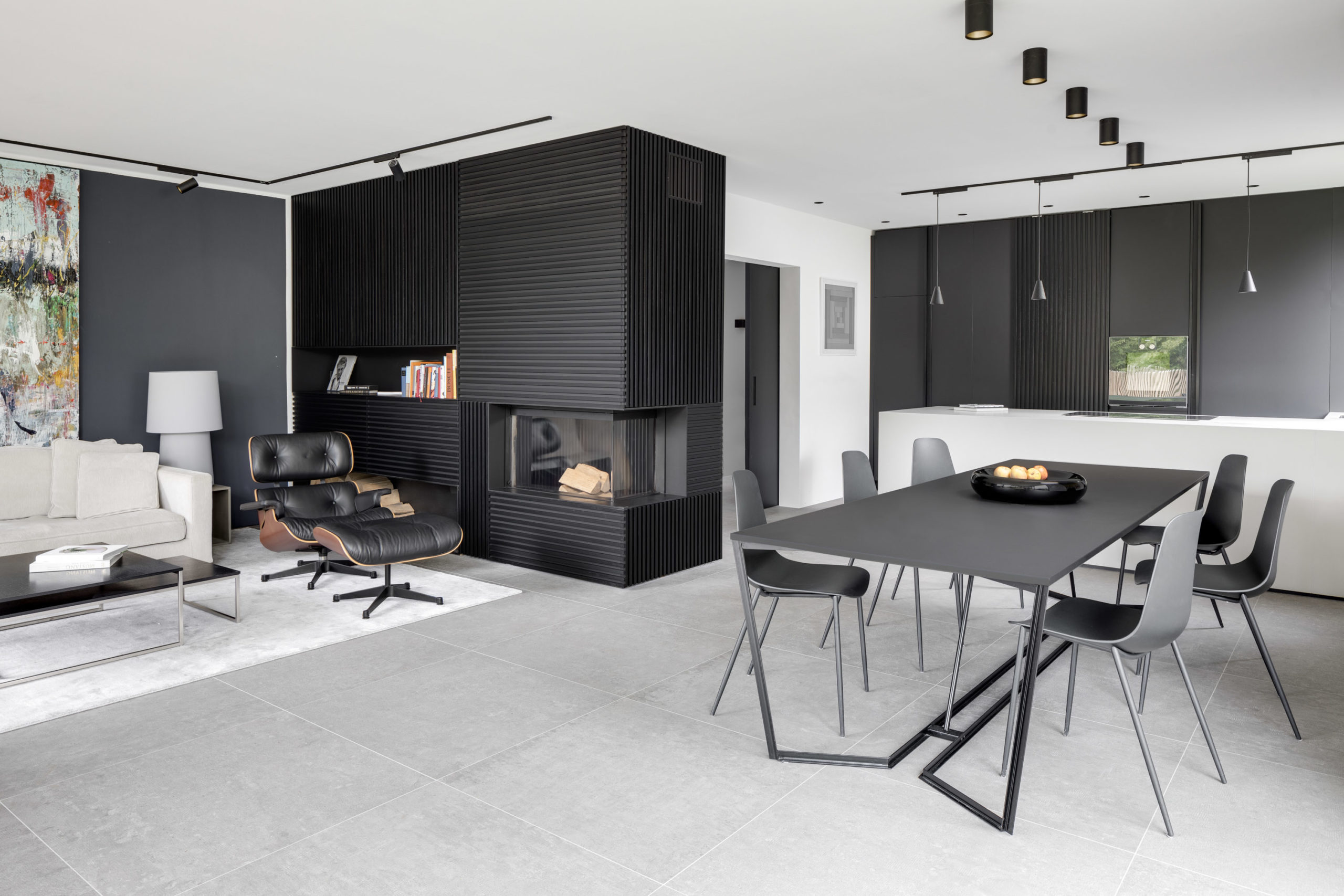 Moderner Einbaukamin mit schwarzen Lamellen – exklusives Interior Design München