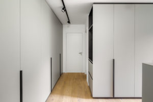 Einbauschrank in der Ankleide, hochwertiges Möbeldesign mit Occhio-Beleuchtung