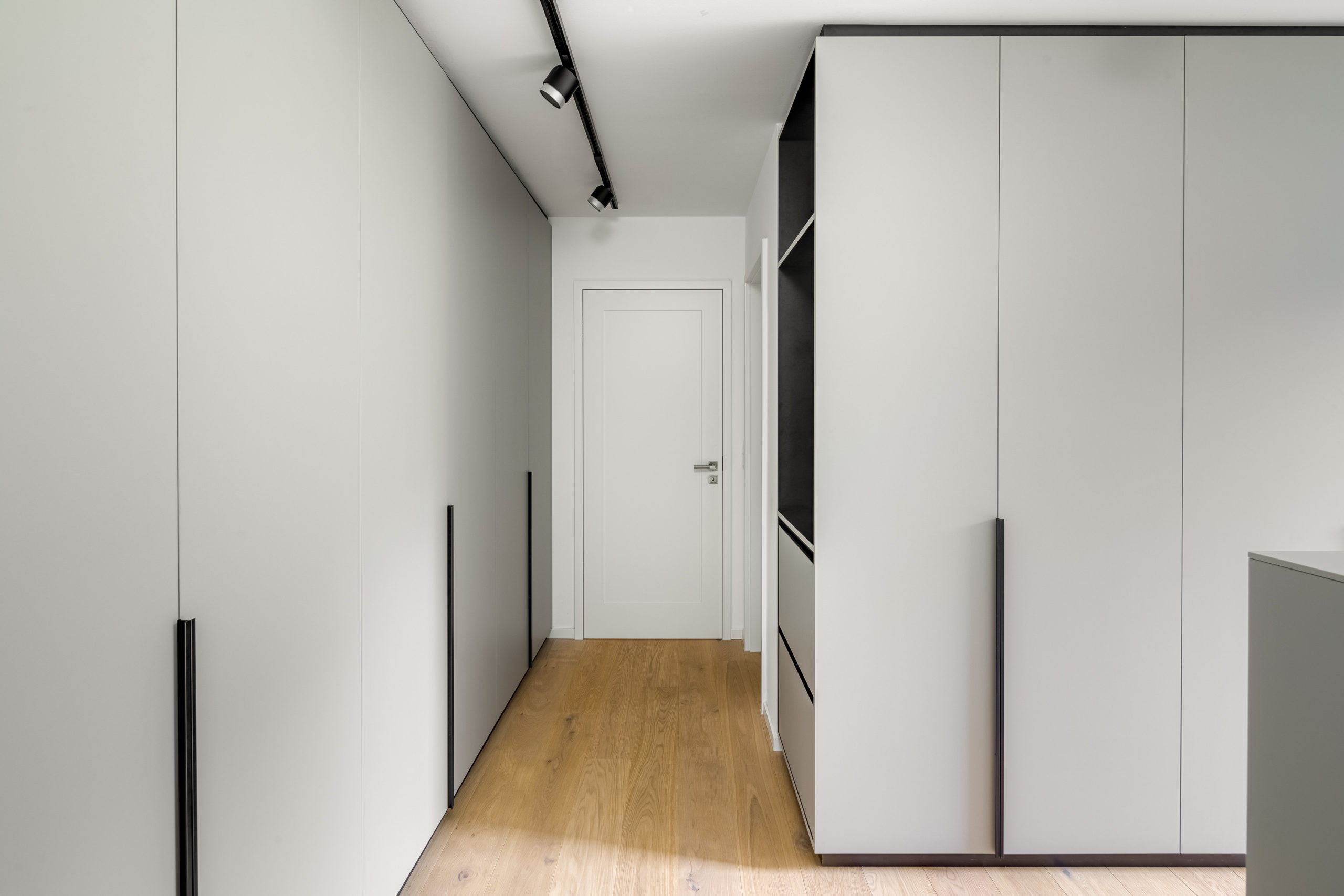 Einbauschrank in der Ankleide, hochwertiges Möbeldesign mit Occhio-Beleuchtung