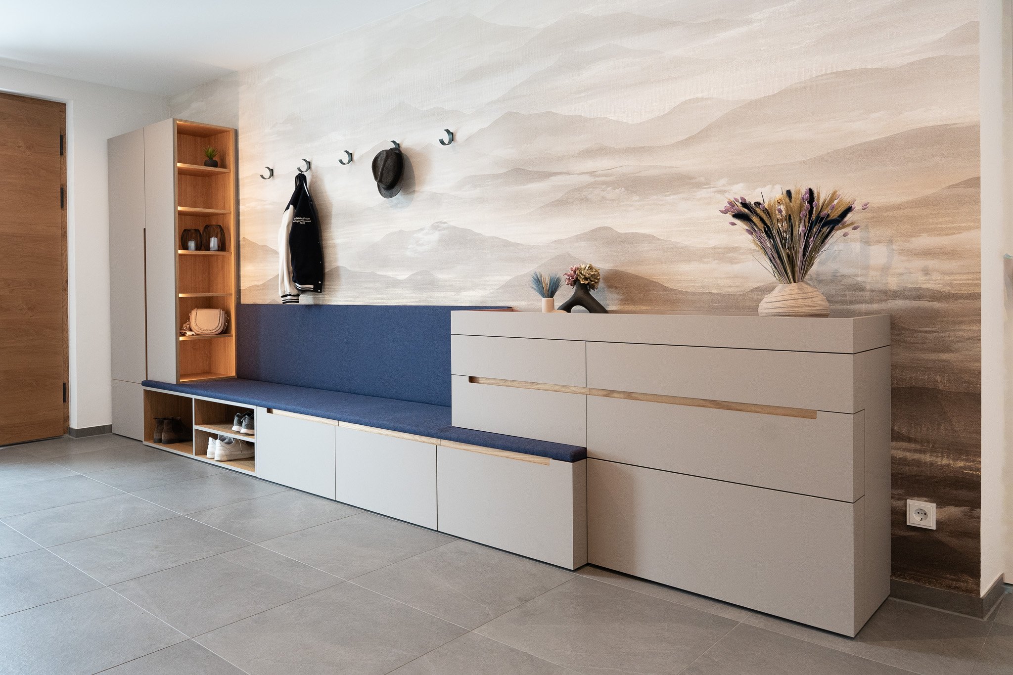 Moderne Garderobe mit Einbauschrank, offener Sitzbank und Stauraum in minimalistischer Ausführung