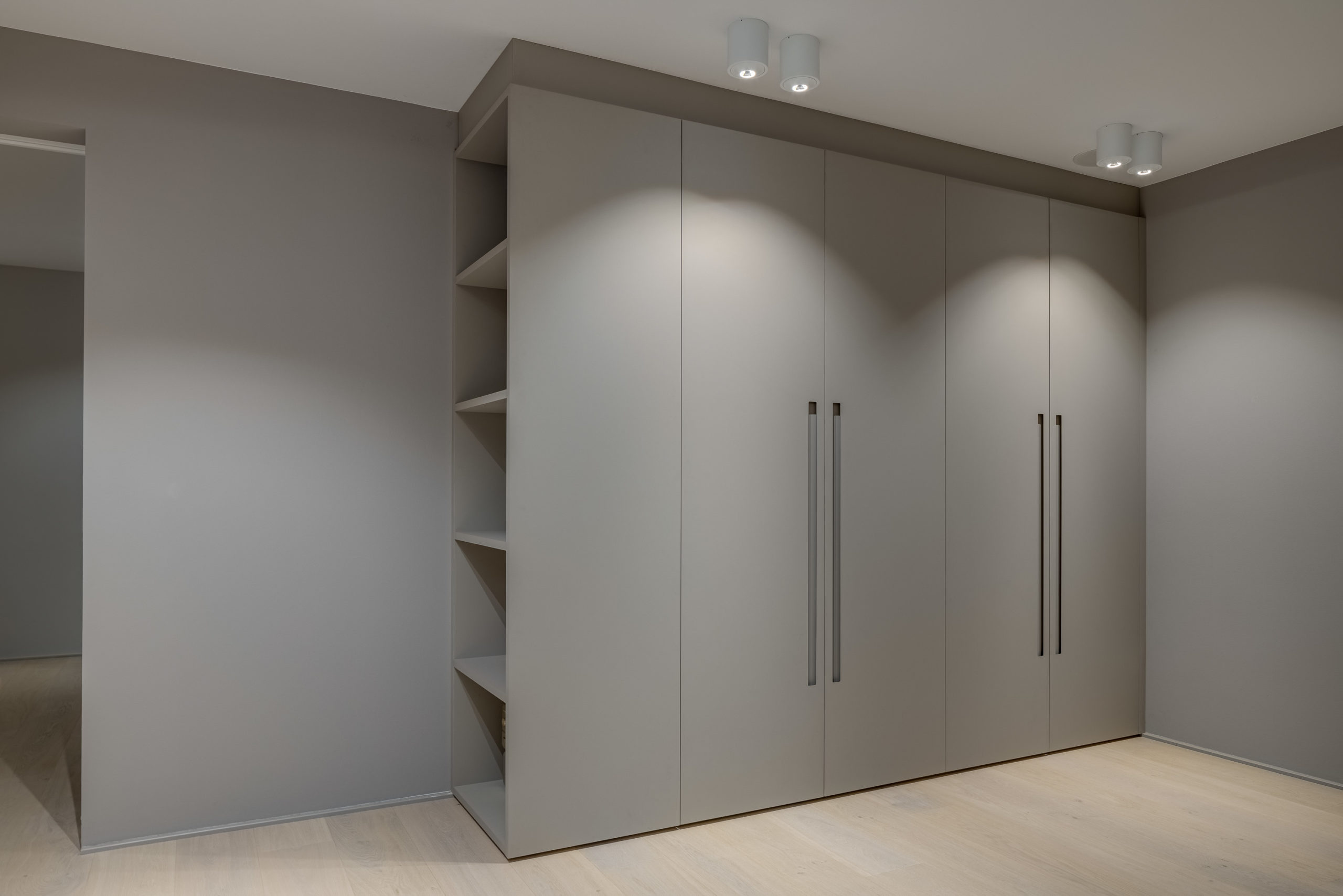 Moderner Einbauschrank mit Griffmulden und offenem Regal in schlichtem Design
