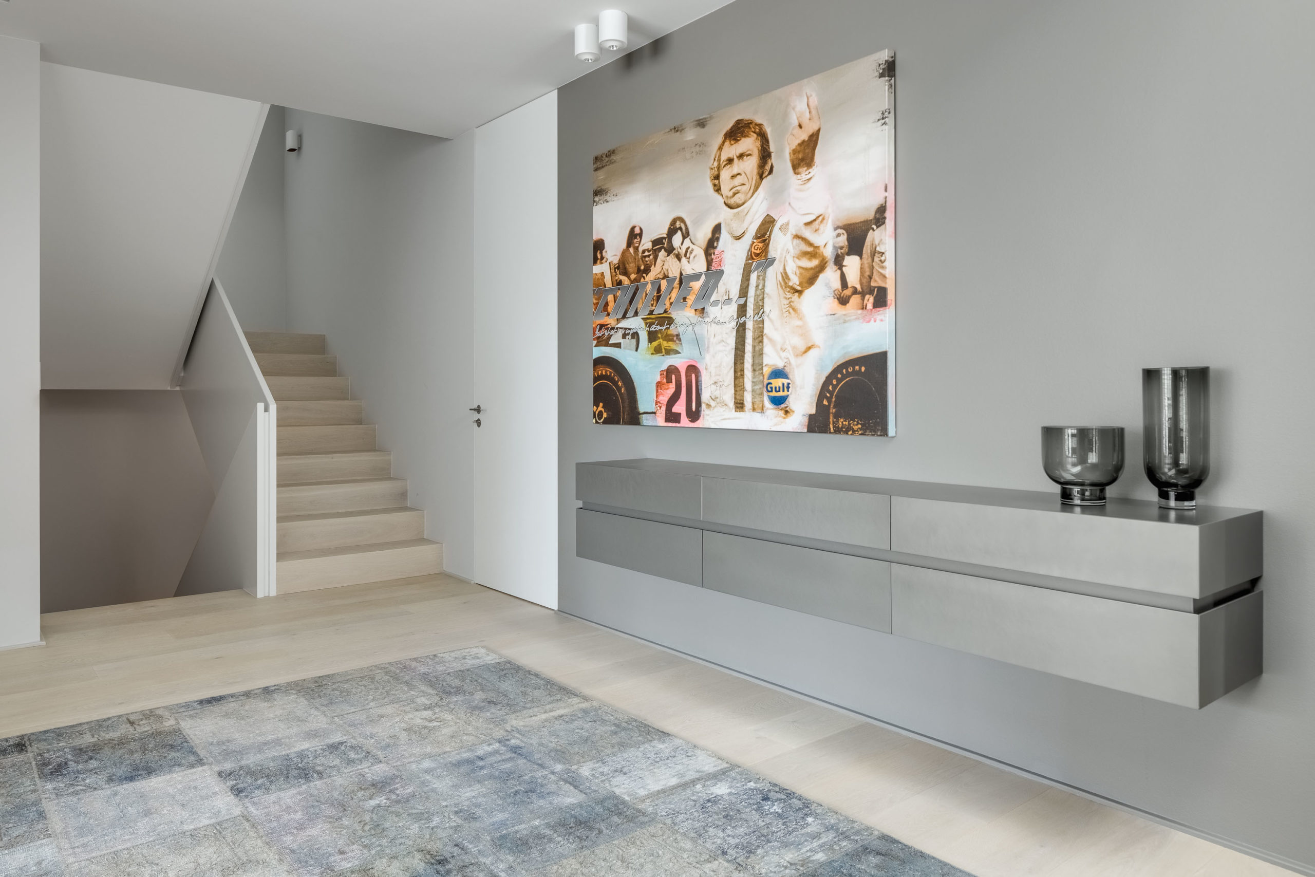 Eingangsbereich mit schwebendem Sideboard in Metallic-Lack und moderner Dekoration