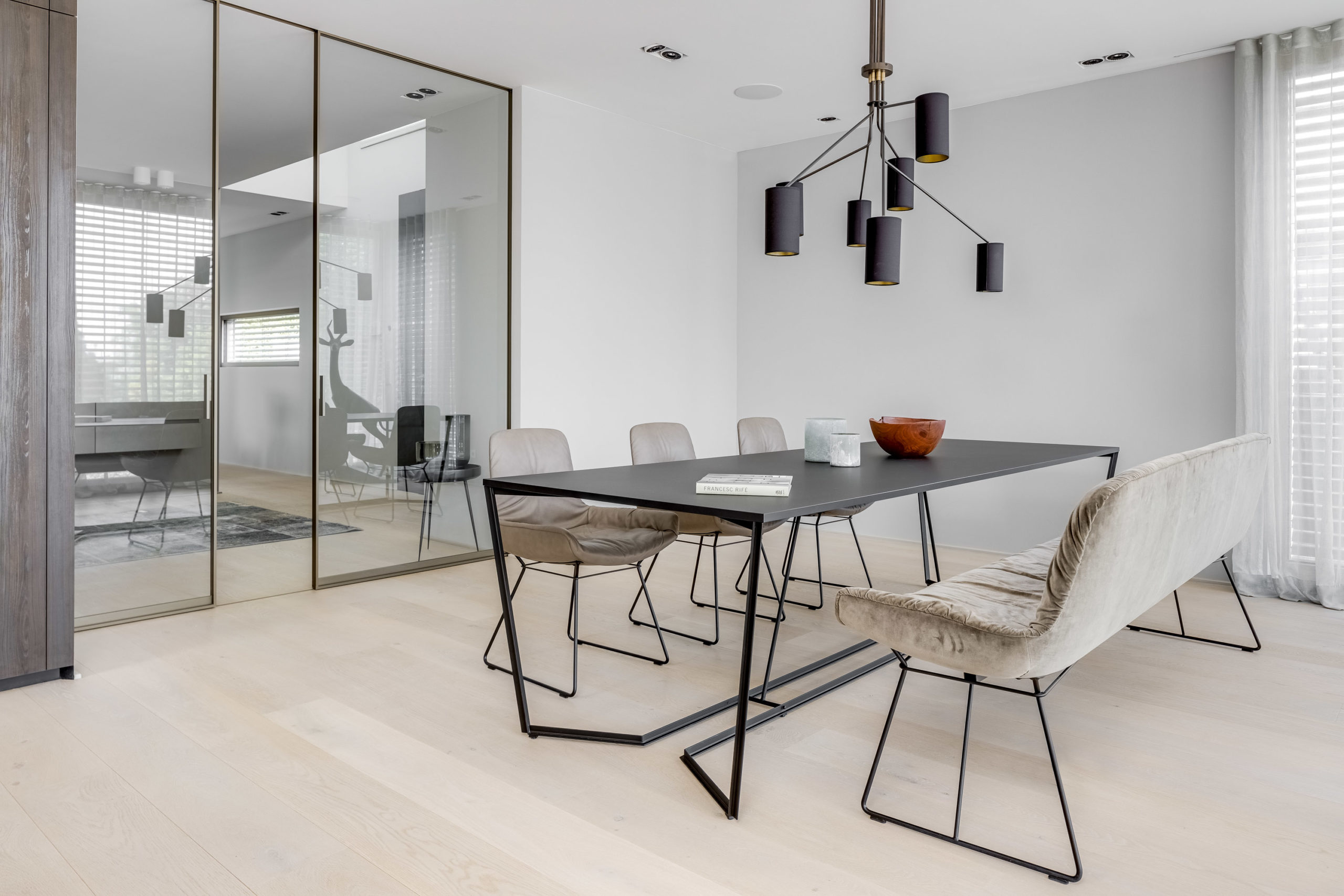 Esszimmer mit Designer-Esstisch, Hängelampe und stilvoller Wandgestaltung
