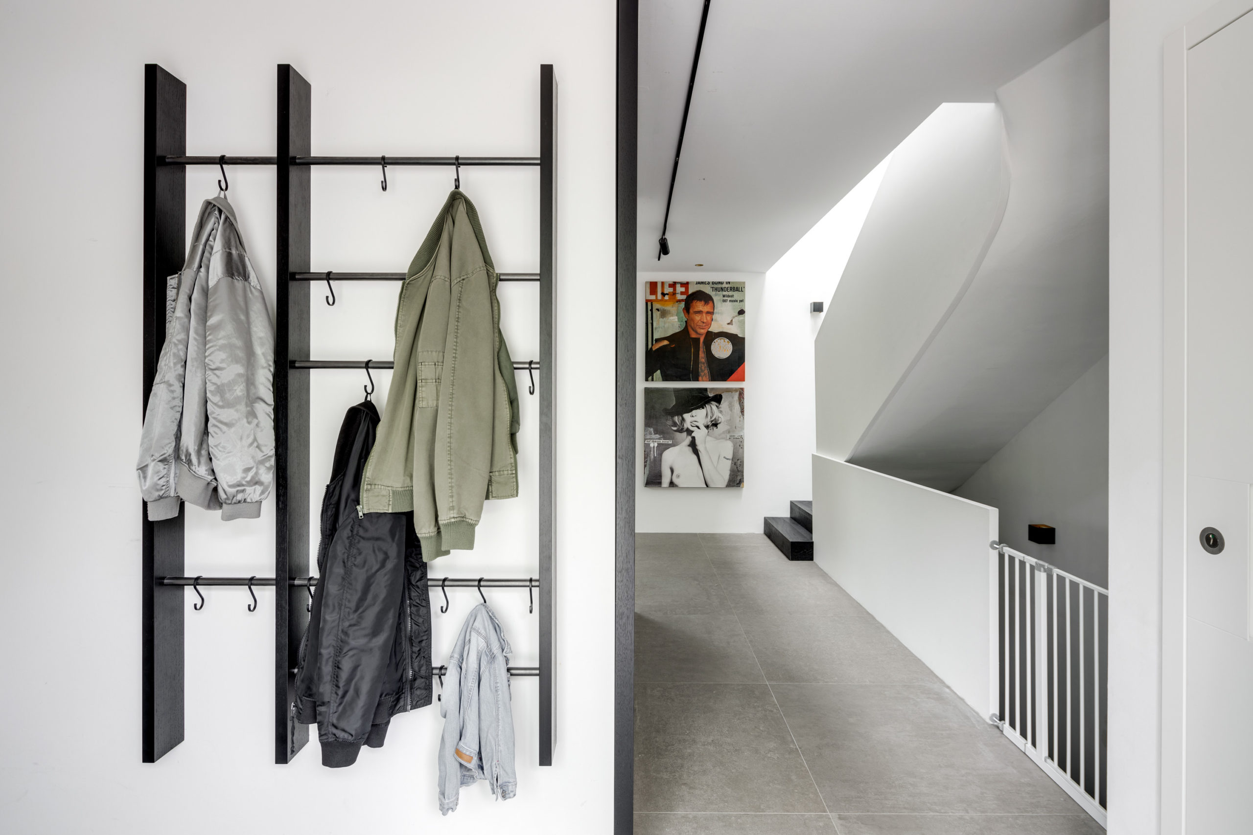 Garderobenhaken als Wandelement, Fleischerhaken-Design – Flurgestaltung modern