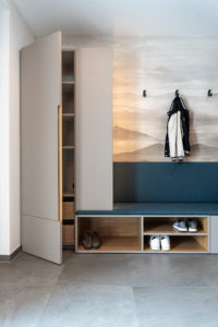 Moderne Garderobe mit Einbauschrank, offener Sitzbank und Stauraum in minimalistischer Ausführung