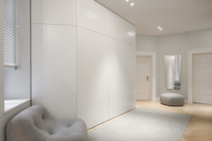 Garderobe im Eingangsbereich mit schrägem Einbauschrank und Sitzbereich