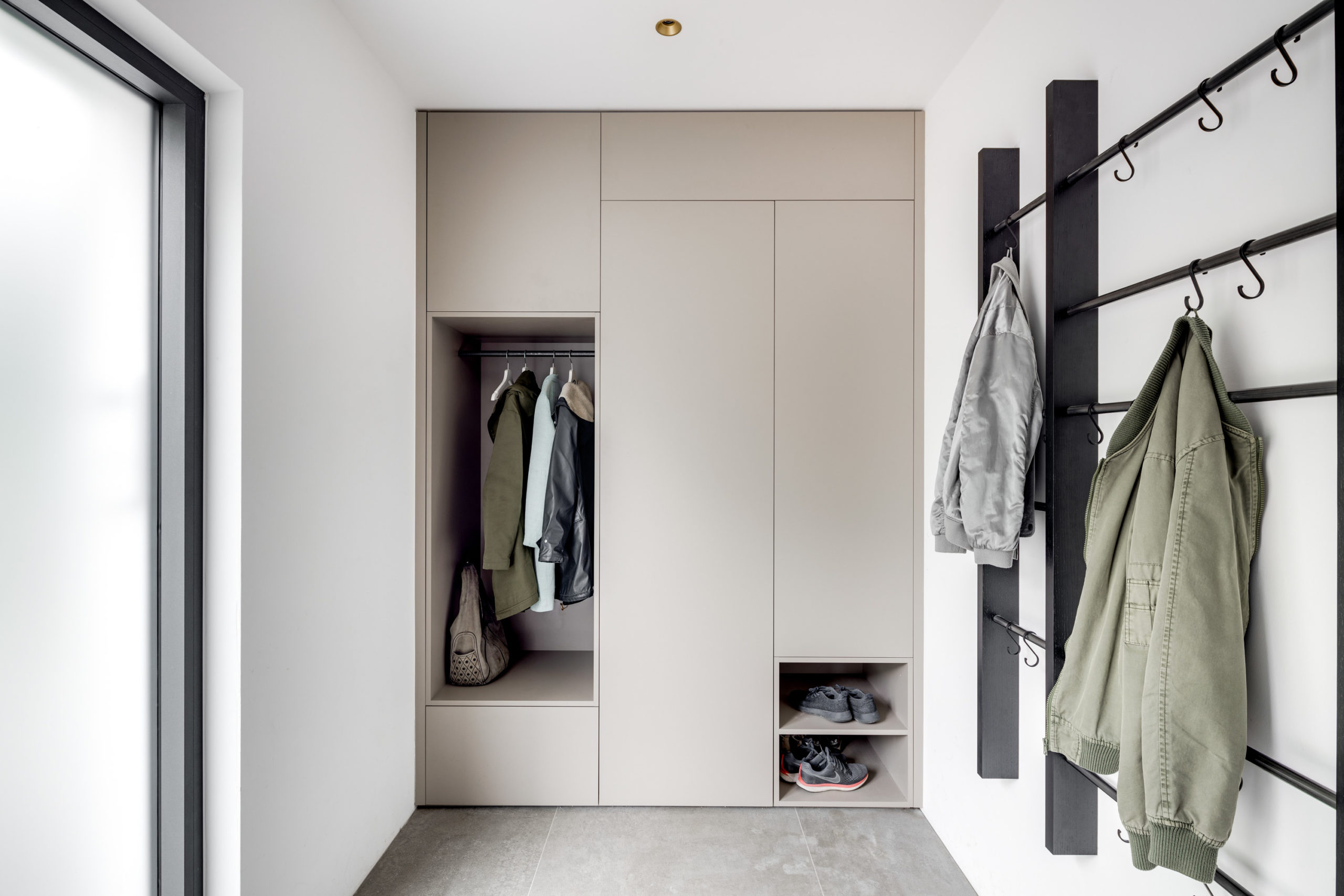 Garderobe mit präzisem Fugenbild – minimalistische Stauraumlösung Innenausbau