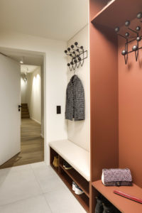Design-Garderobe Hang-It-All mit Sitzbank und Stauraum im Eingangsbereich