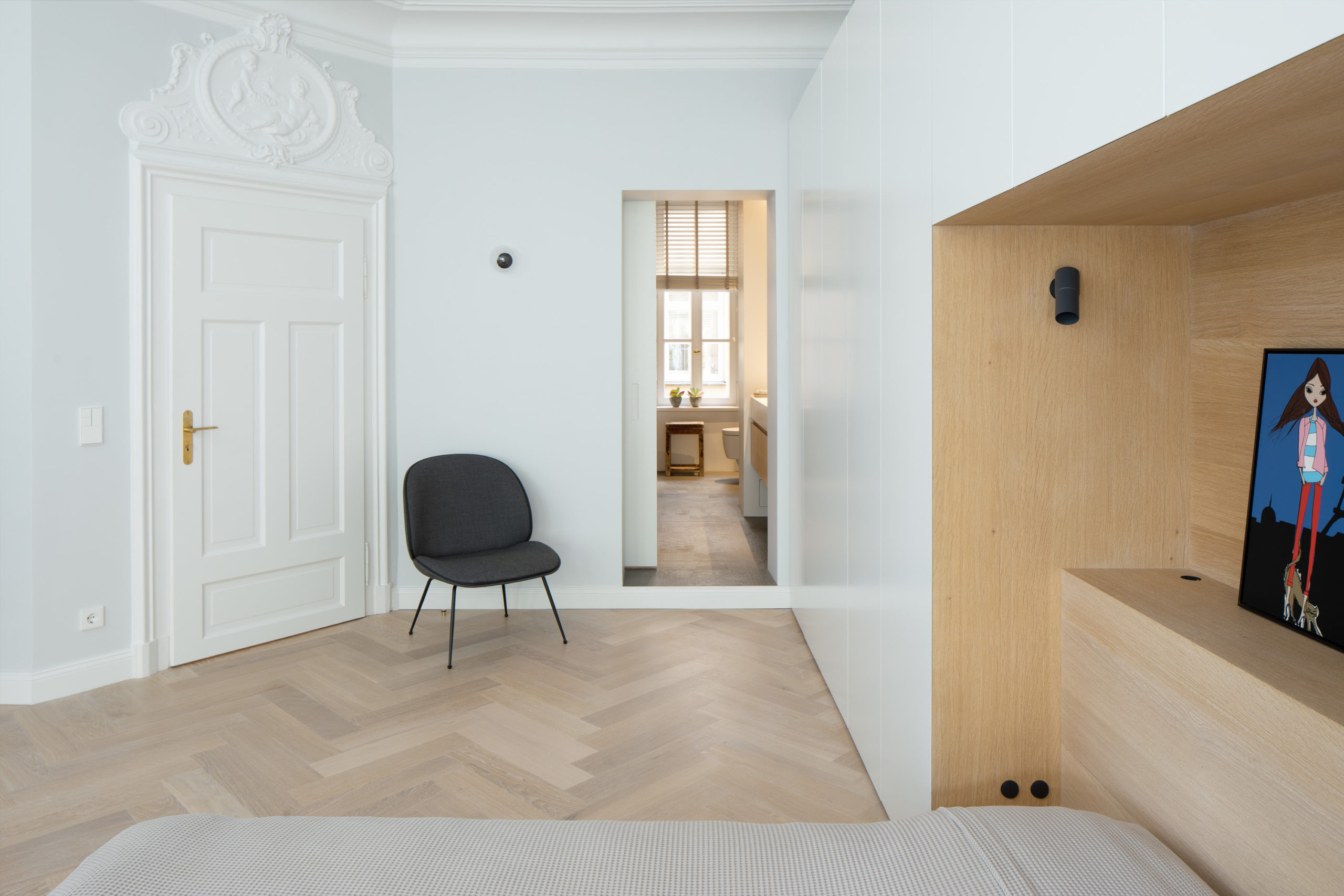 Hochwertiger Kleiderschrank mit integriertem Einbaubett und Holzverkleidung