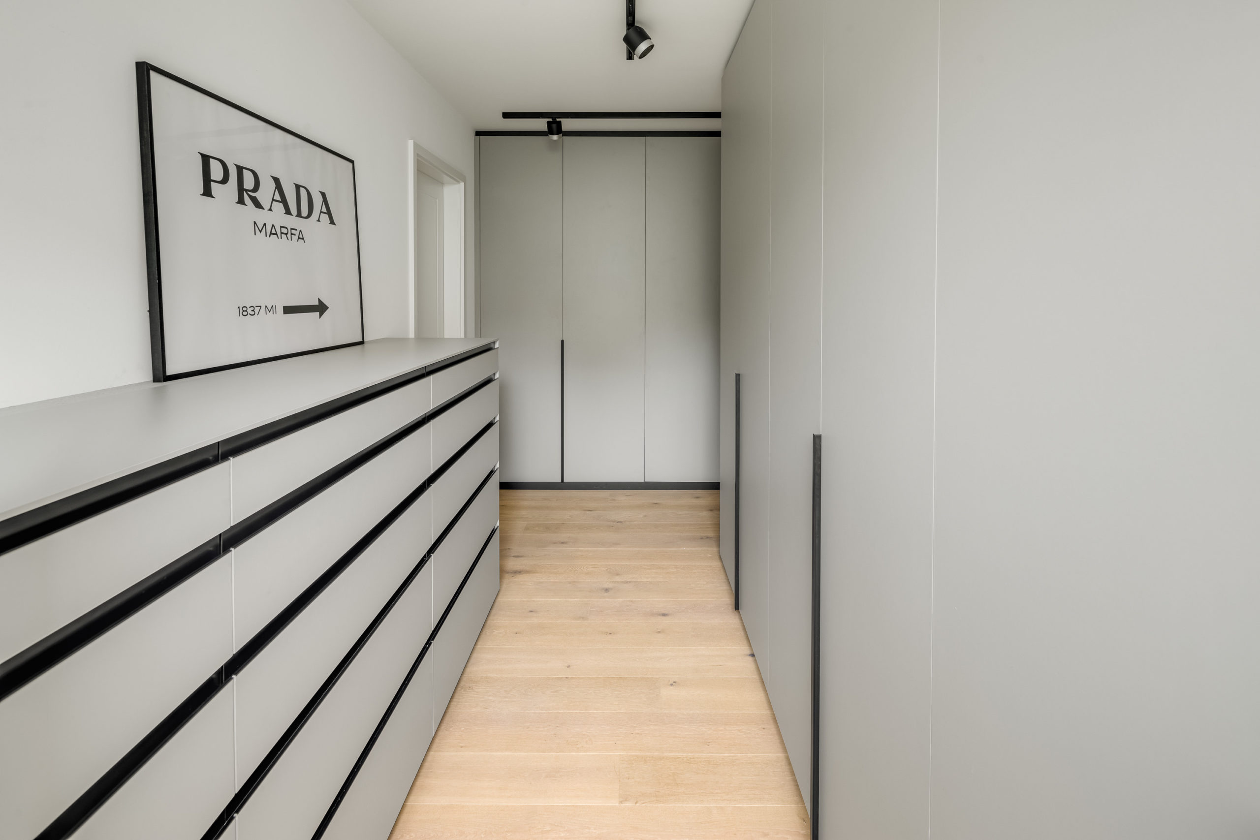 Moderner Kleiderschrank als Einbaumöbel im Ankleidebereich, elegantes Interior Design
