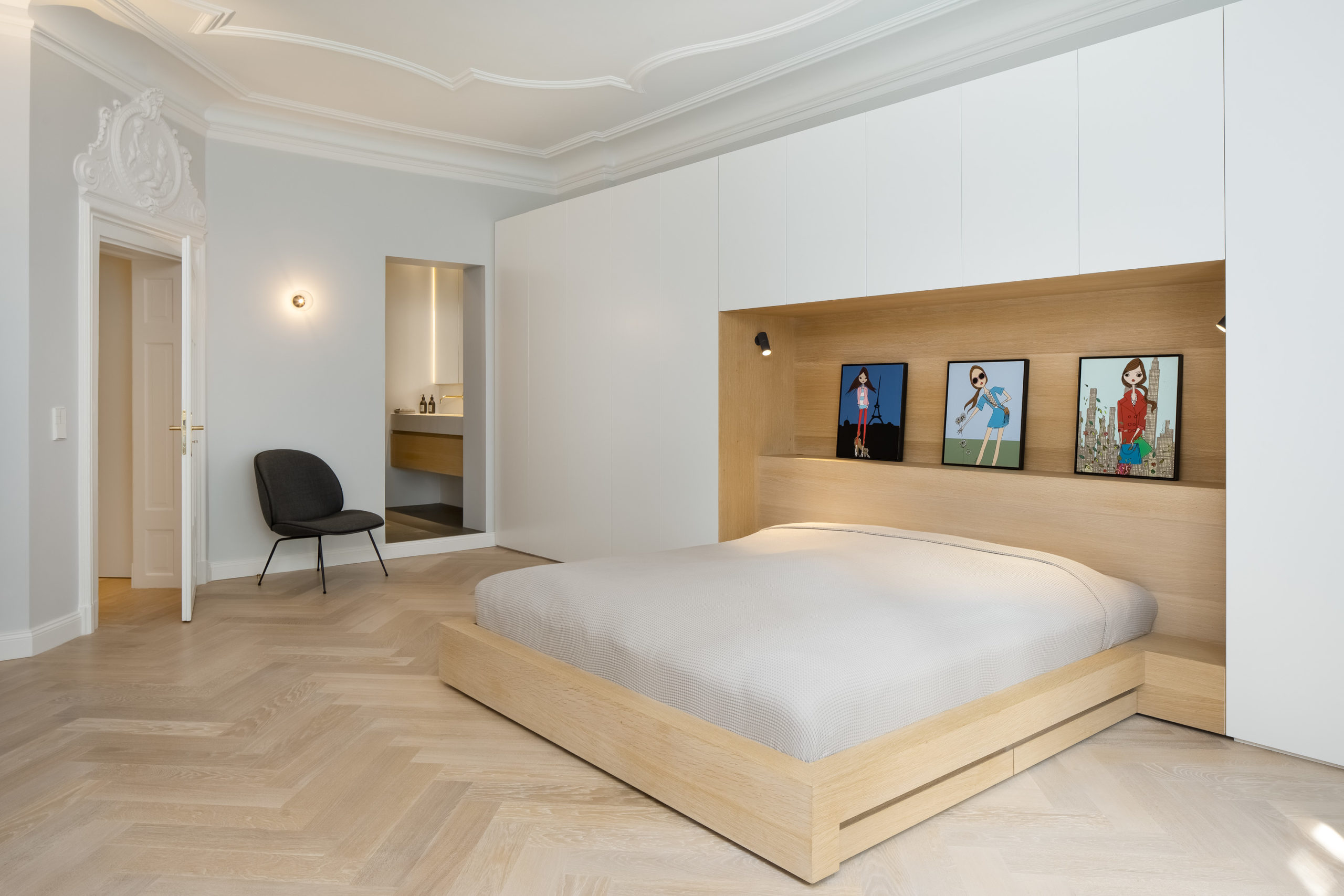 Schlafzimmer mit maßgefertigtem Kleiderschrank und integriertem Bett in Altbau münchen