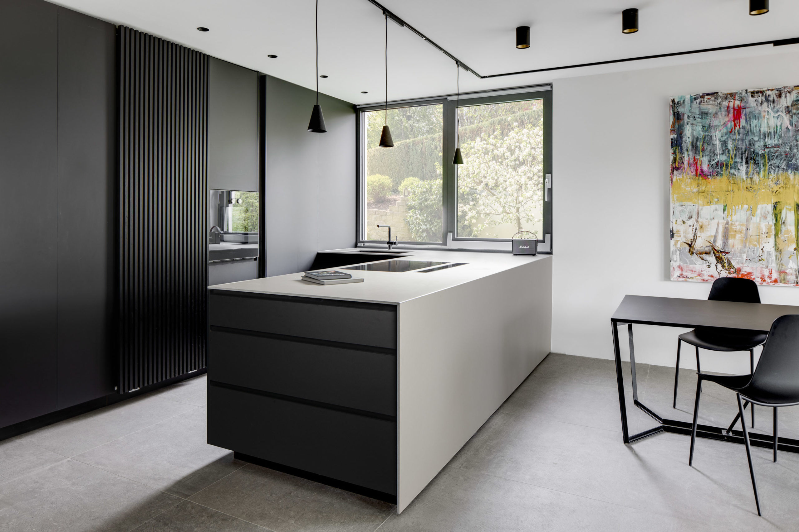 Minimalistisches Küchendesign in München – elegante Einbauküche mit Stauraum