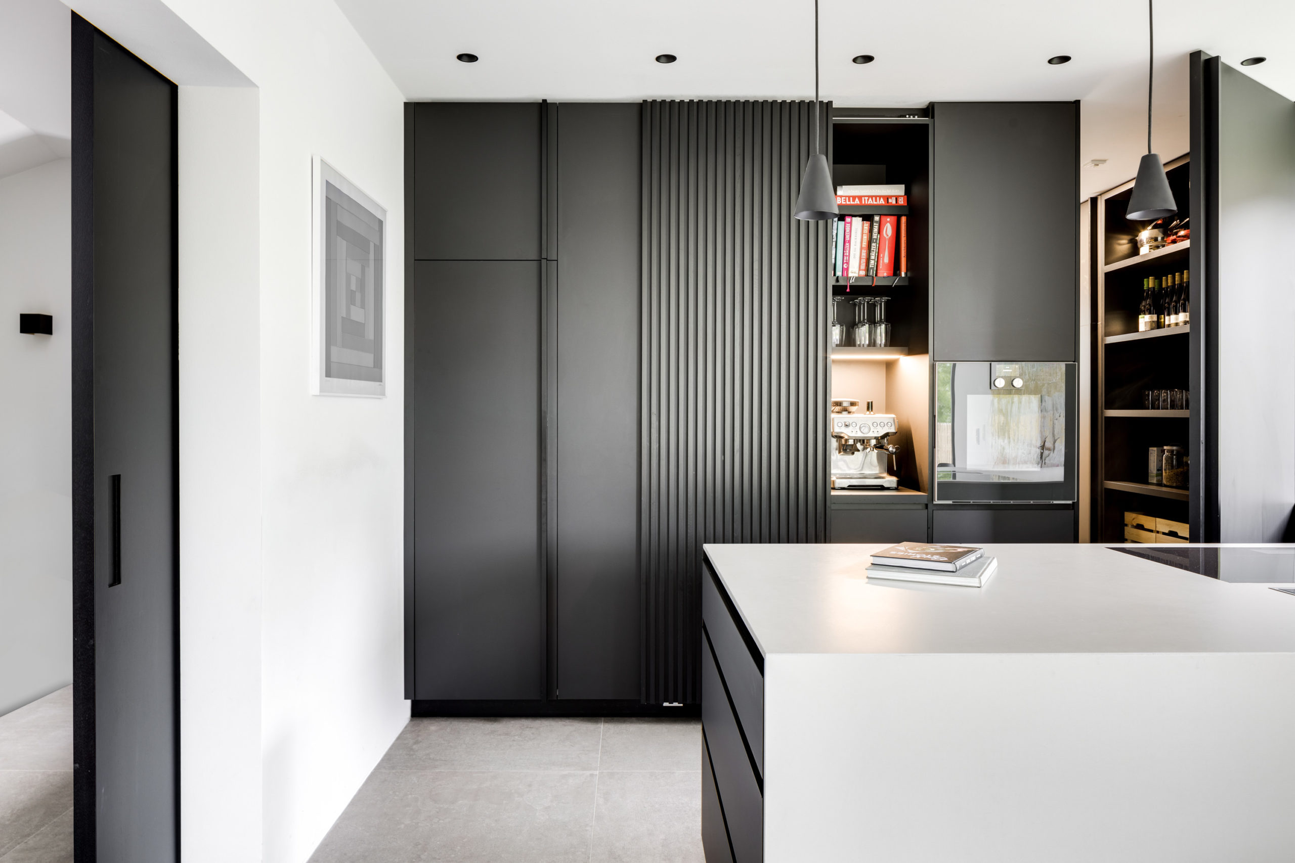 Küche mit Speisekammer, modernes Interior Design in Oberhaching