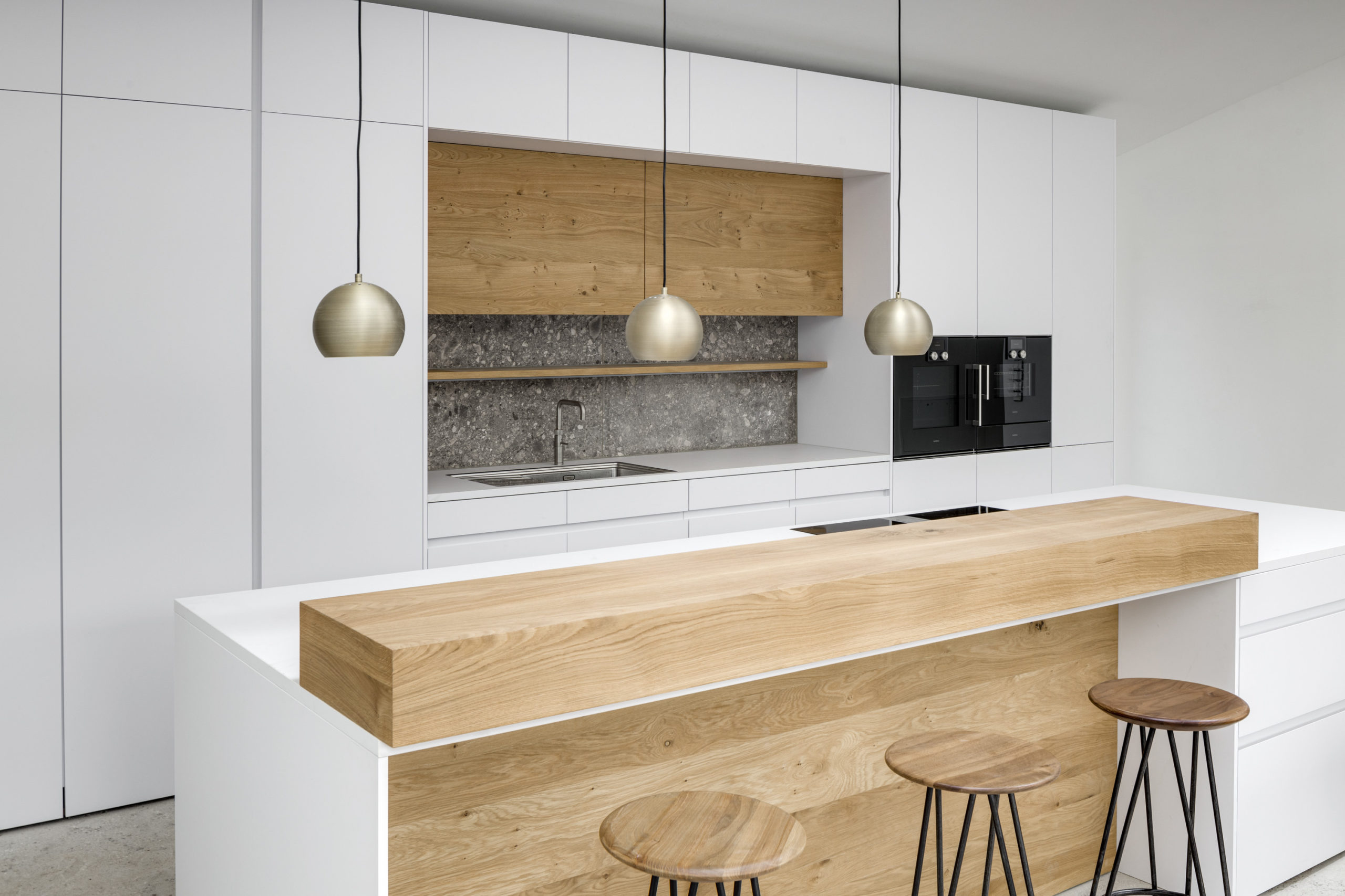 Küchenblock mit Theke aus massiver Eiche und modernen Pendelleuchten