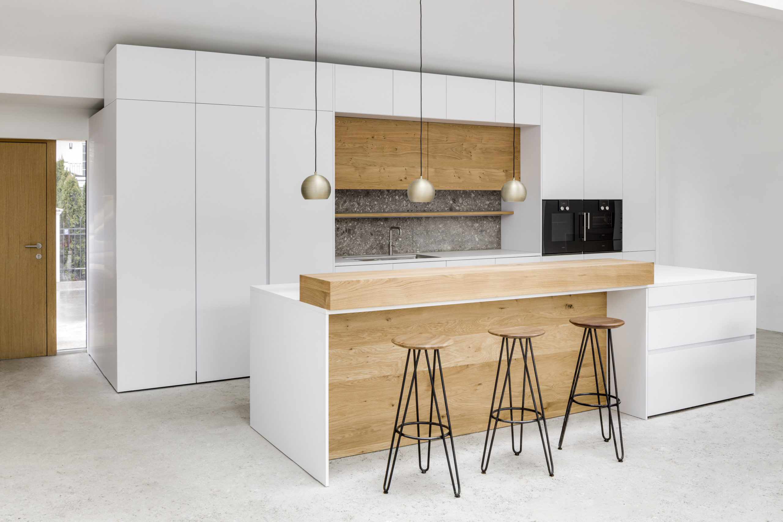 Küche mit massiver Eichentheke, Terazzo-Arbeitsplatte und Gaggenau Geräten