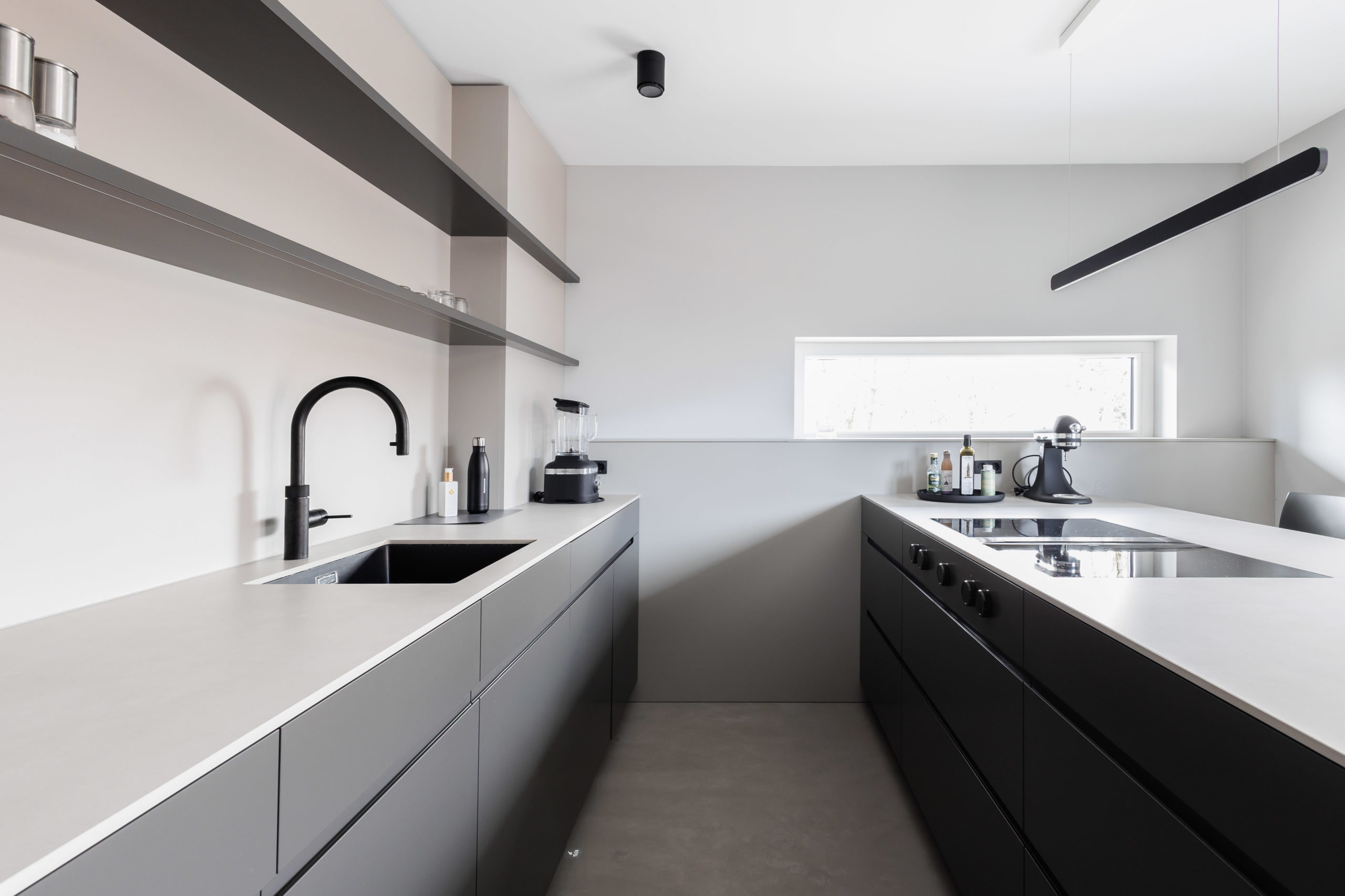 Küchenblock mit heller Neolith Arbeitsplatte und Kochfeld, modernes Küchendesign