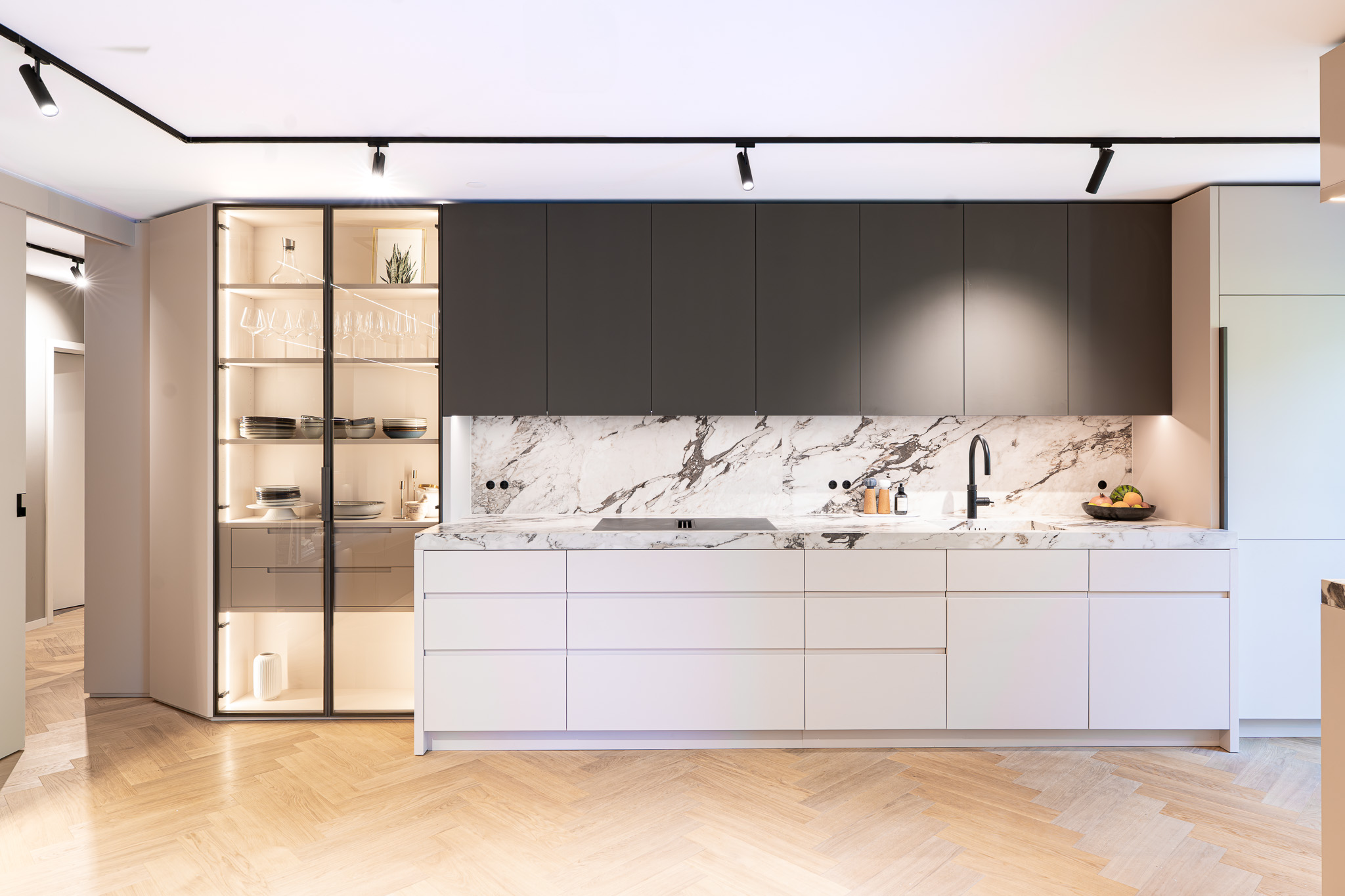 Moderne Küchenzeile mit Marmor-Arbeitsplatte und hochwertigen Einbauten, individuelle Küchenplanung München