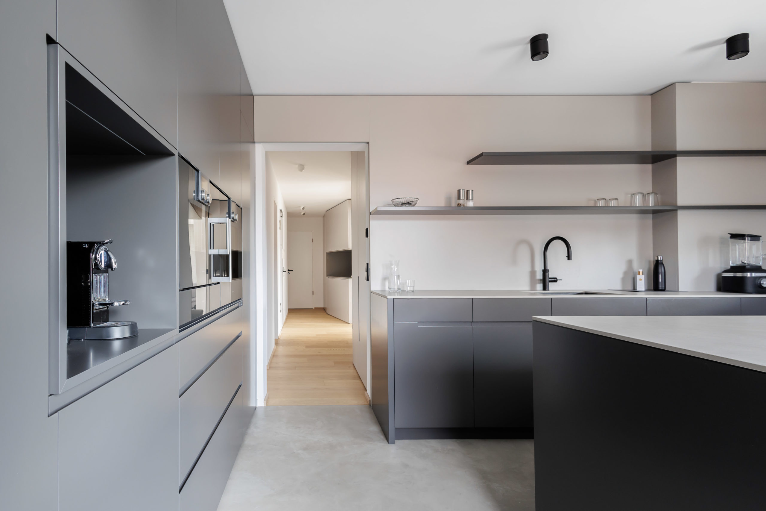 Moderne Küchenzeile mit Quooker Armatur und Gaggenau Geräten, klare Linienführung