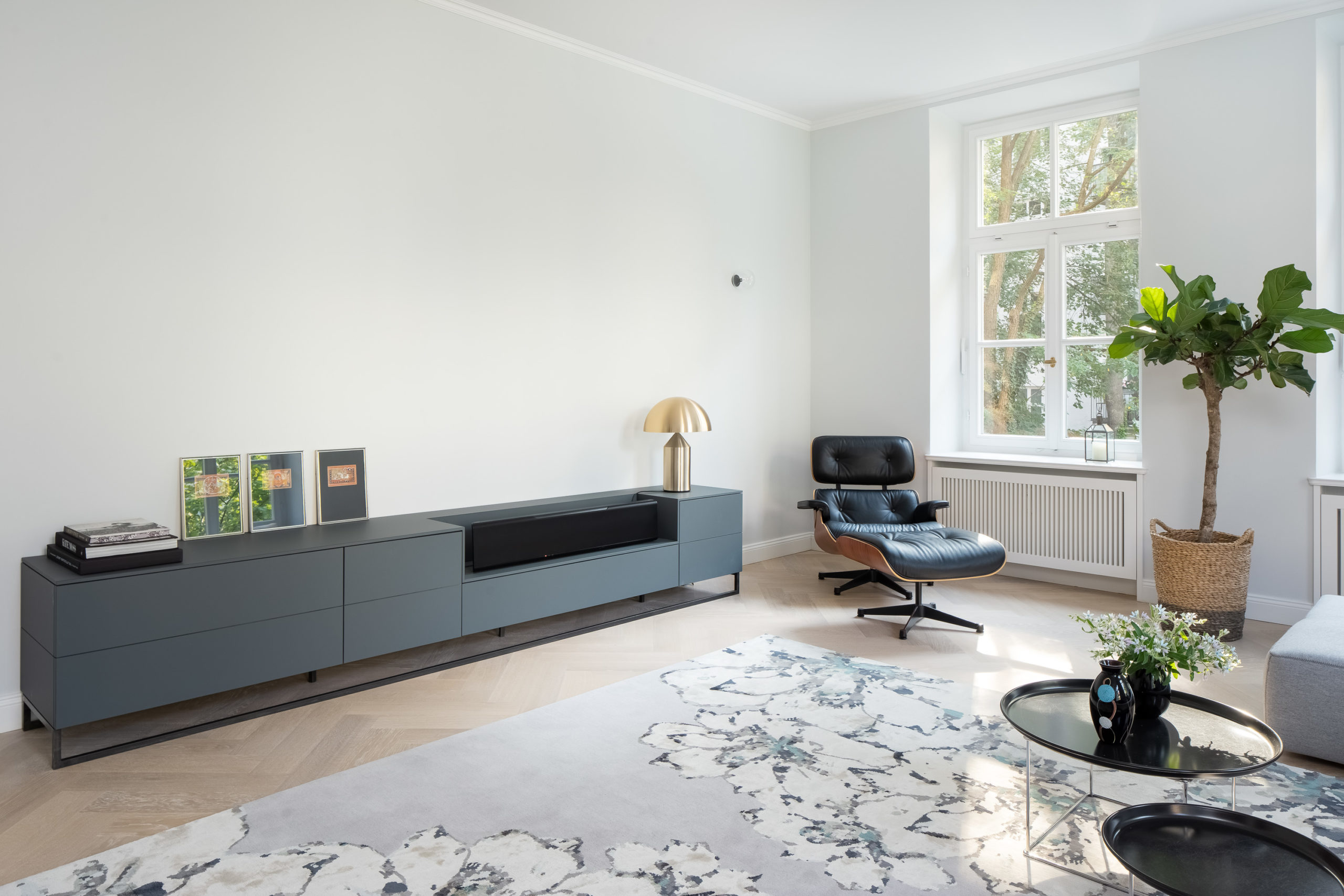 Modernes Lowboard im Wohnzimmer in Lehel mit eleganter Einrichtung und Interior Design Akzenten