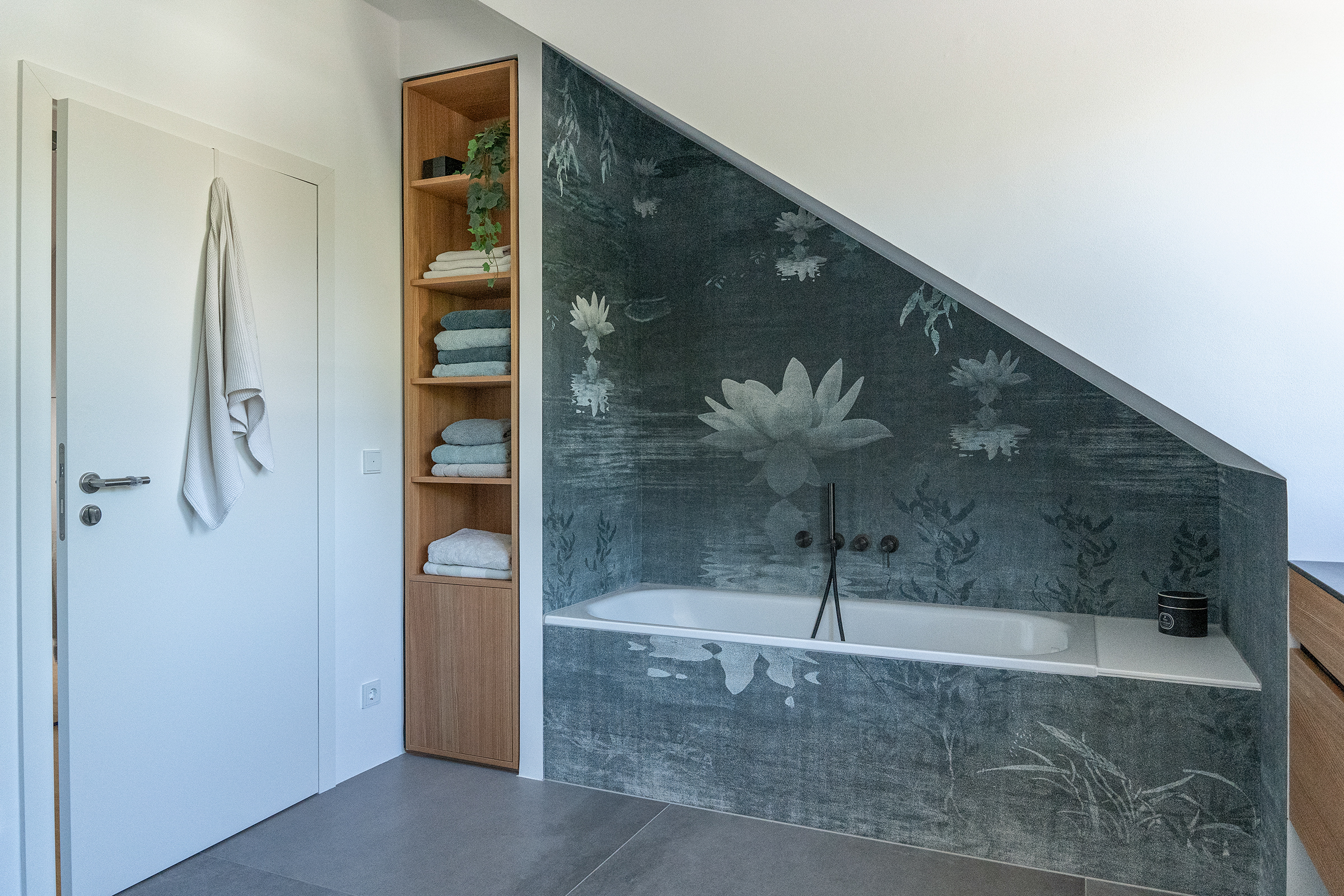 Exklusives Masterbad in Schwabing mit Tapetenwand, Regalnische und eleganter Badewanne