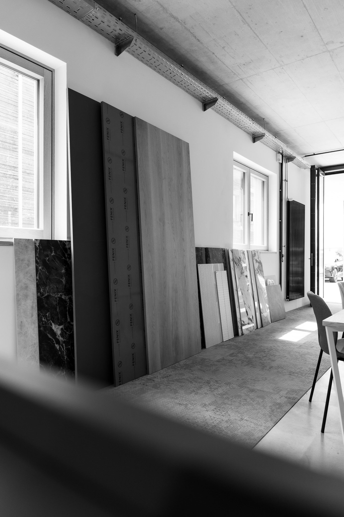 Vielfalt an großformatigen Materialplatten im Innenarchitektur-Studio – Wandverkleidungen und Oberflächenmuster.