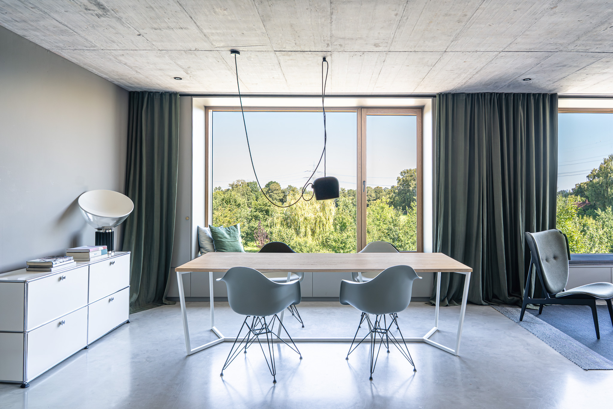 Moderner Esstisch in einer Wohnung mit Panoramafenster und Holzplatte