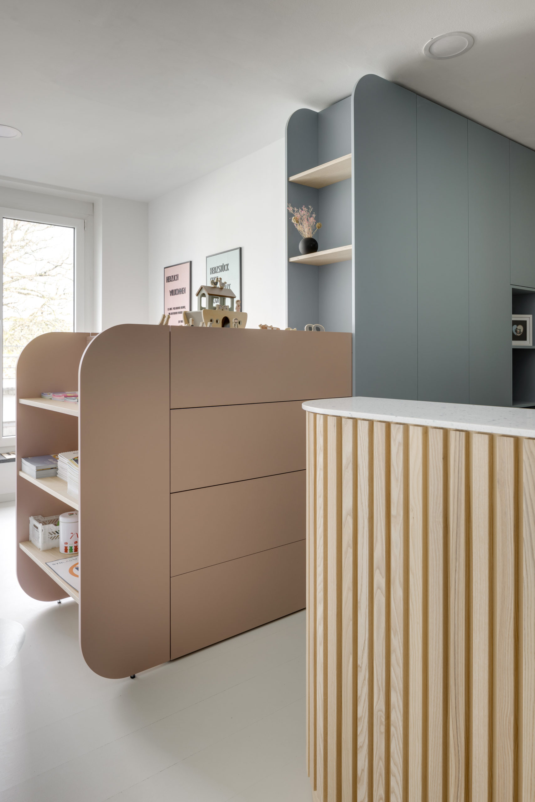 Einbauschrank mit abgerundeten Ecken, modernes Möbeldesign mit Softedges.