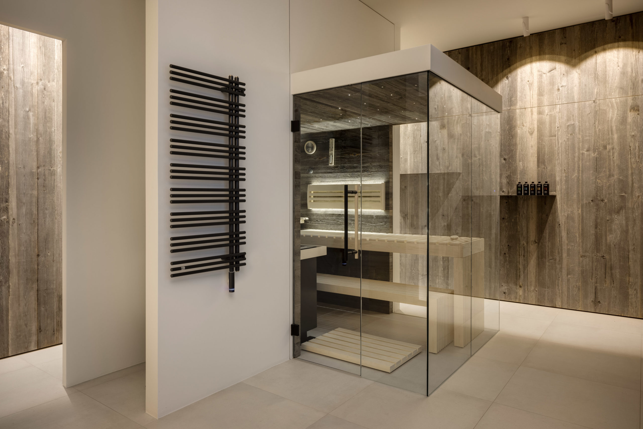 Moderne Sauna mit Wandverkleidung aus gealtertem Altholz