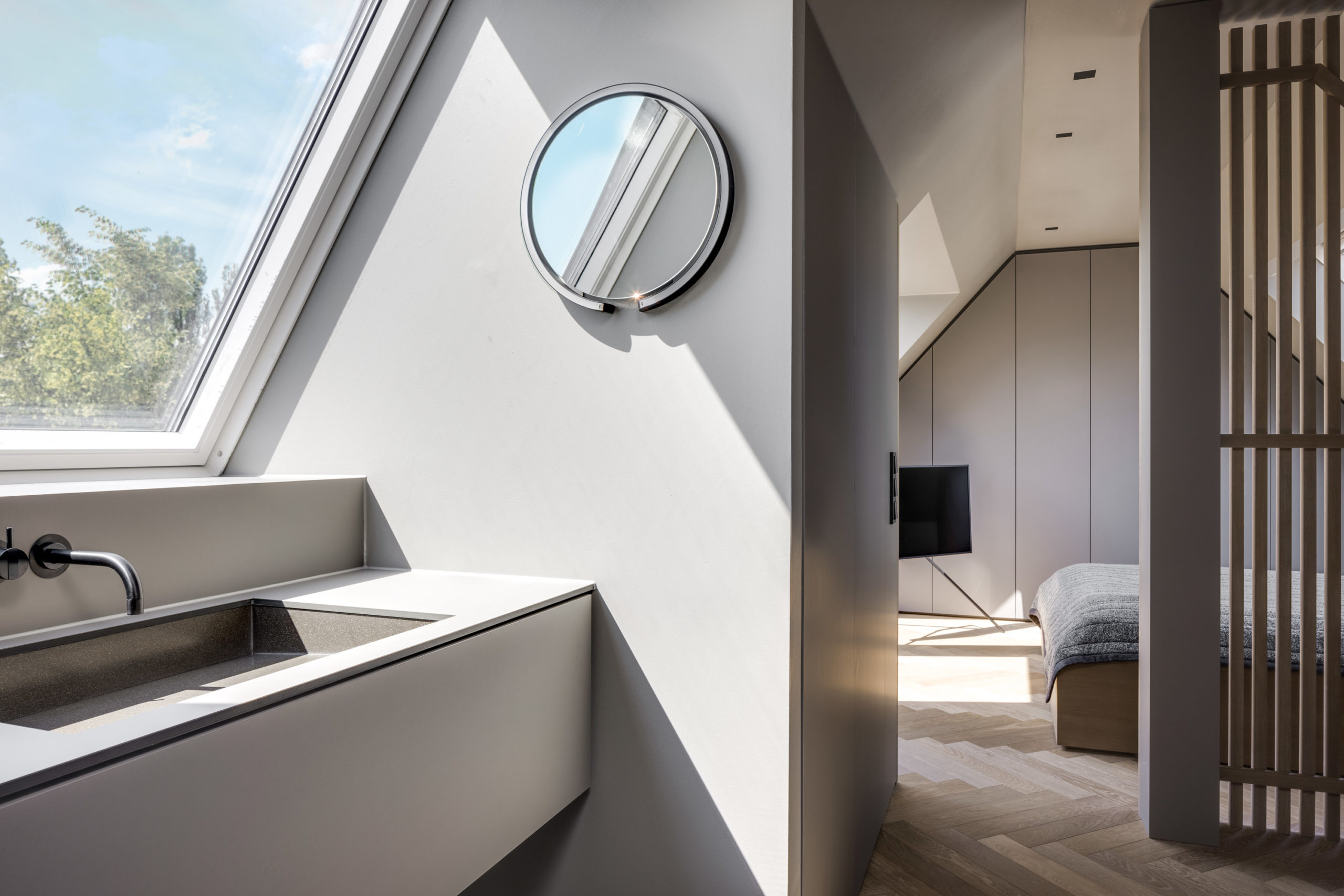 Schlafzimmer mit Ensuite-Bad, modernem Design und hellem Tageslicht