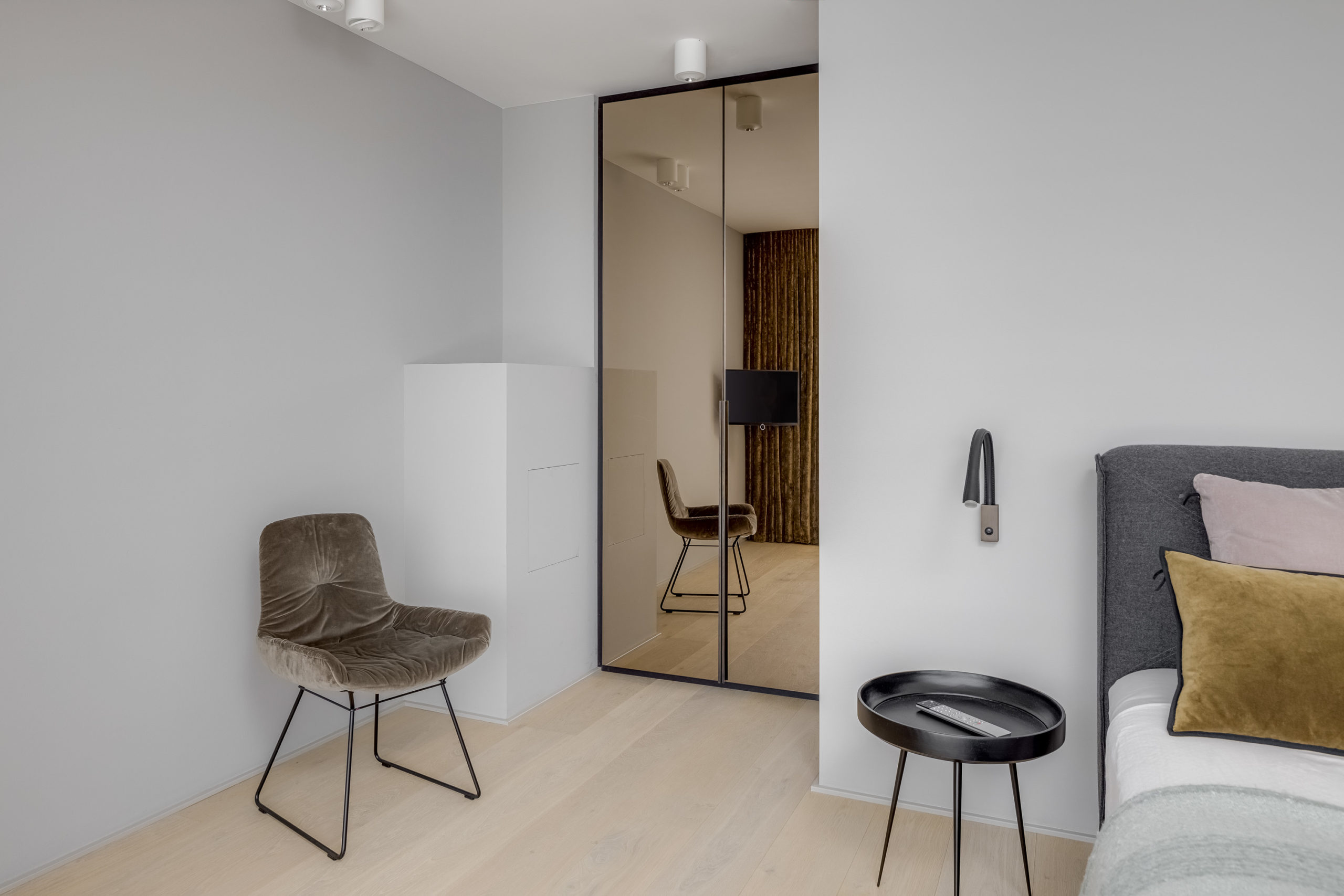 Moderne Schrankfronten mit Spiegel im eleganten Schlafzimmerde