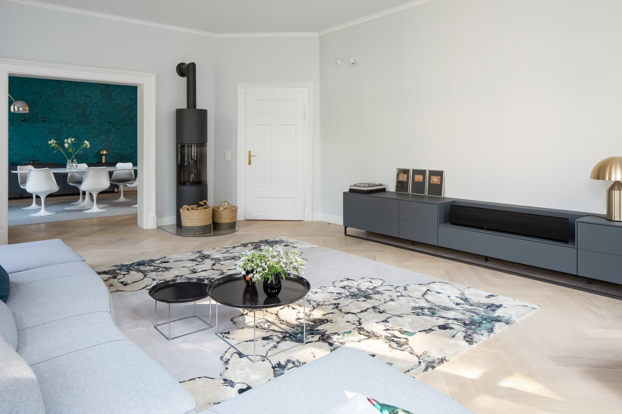Stilvolles Sideboard im Wohnzimmer mit integrierter Soundbar und modernem Lowboard-Design
