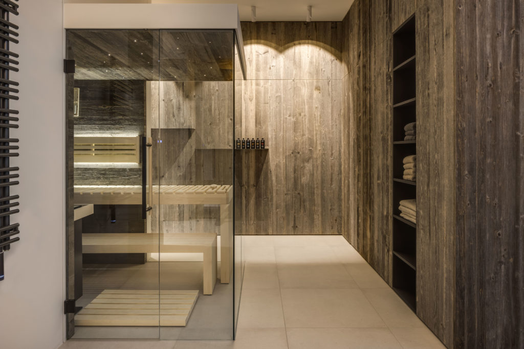 Spa-Bereich mit Einbauschrank und offenem Regal aus Altholz
