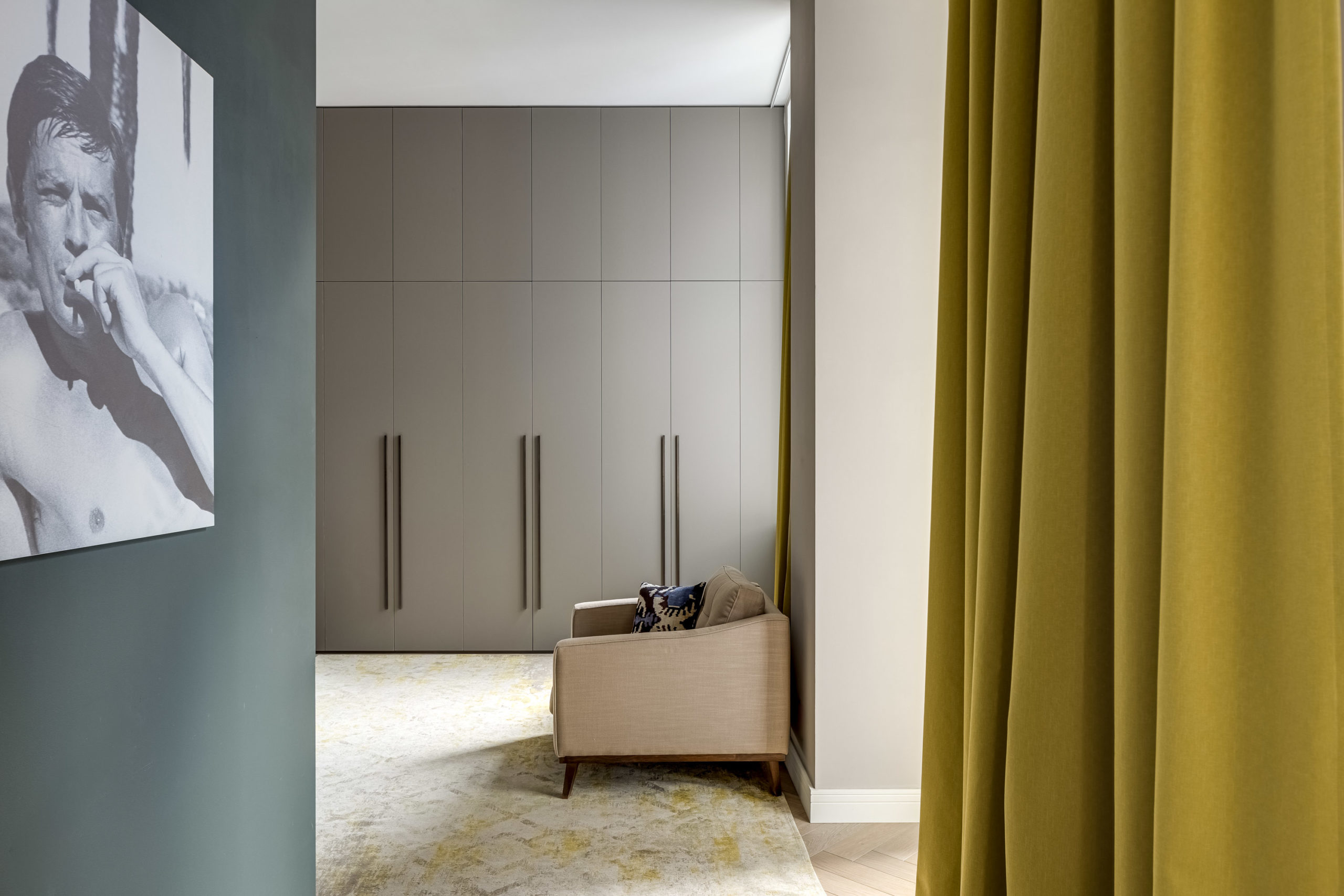 Großer Stauraumschrank mit eleganten Messinggriffen als Highlight im Schlafzimmer.