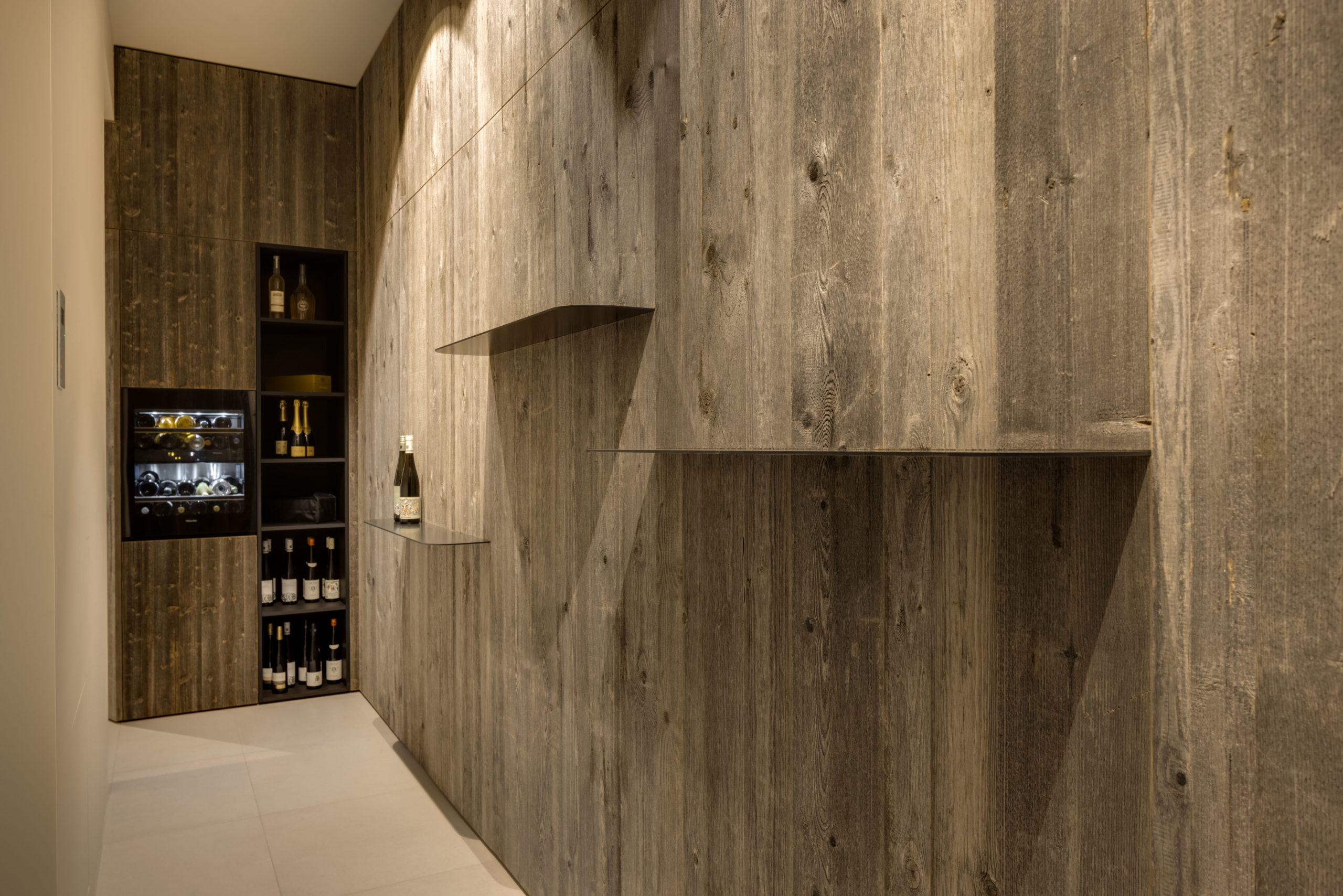 Wandregale aus Stahl mit integriertem Weinschrank in Altholzoptik