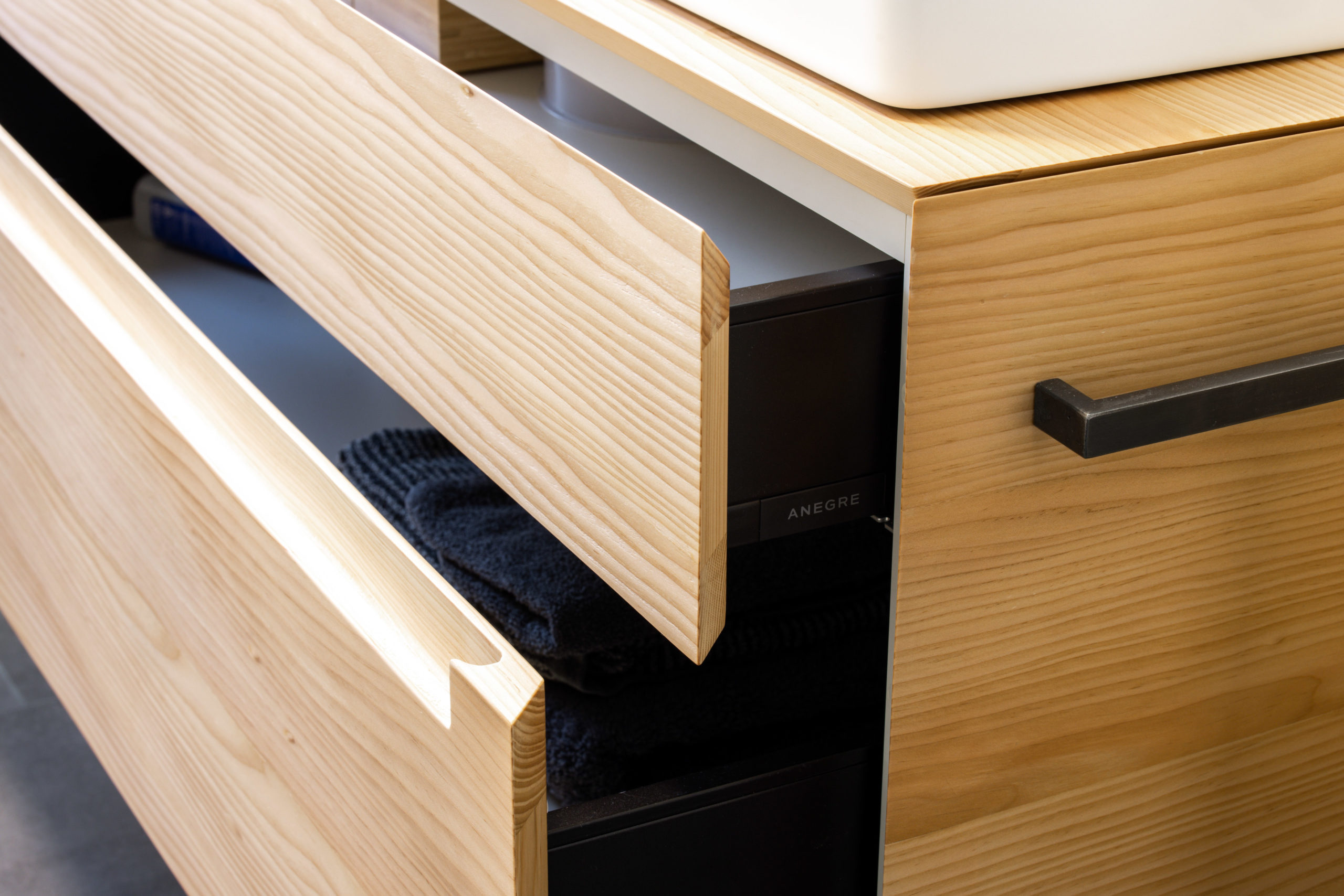 Waschtisch mit Lärche-Furnier und Gehrung, modernes Badmöbeldesign