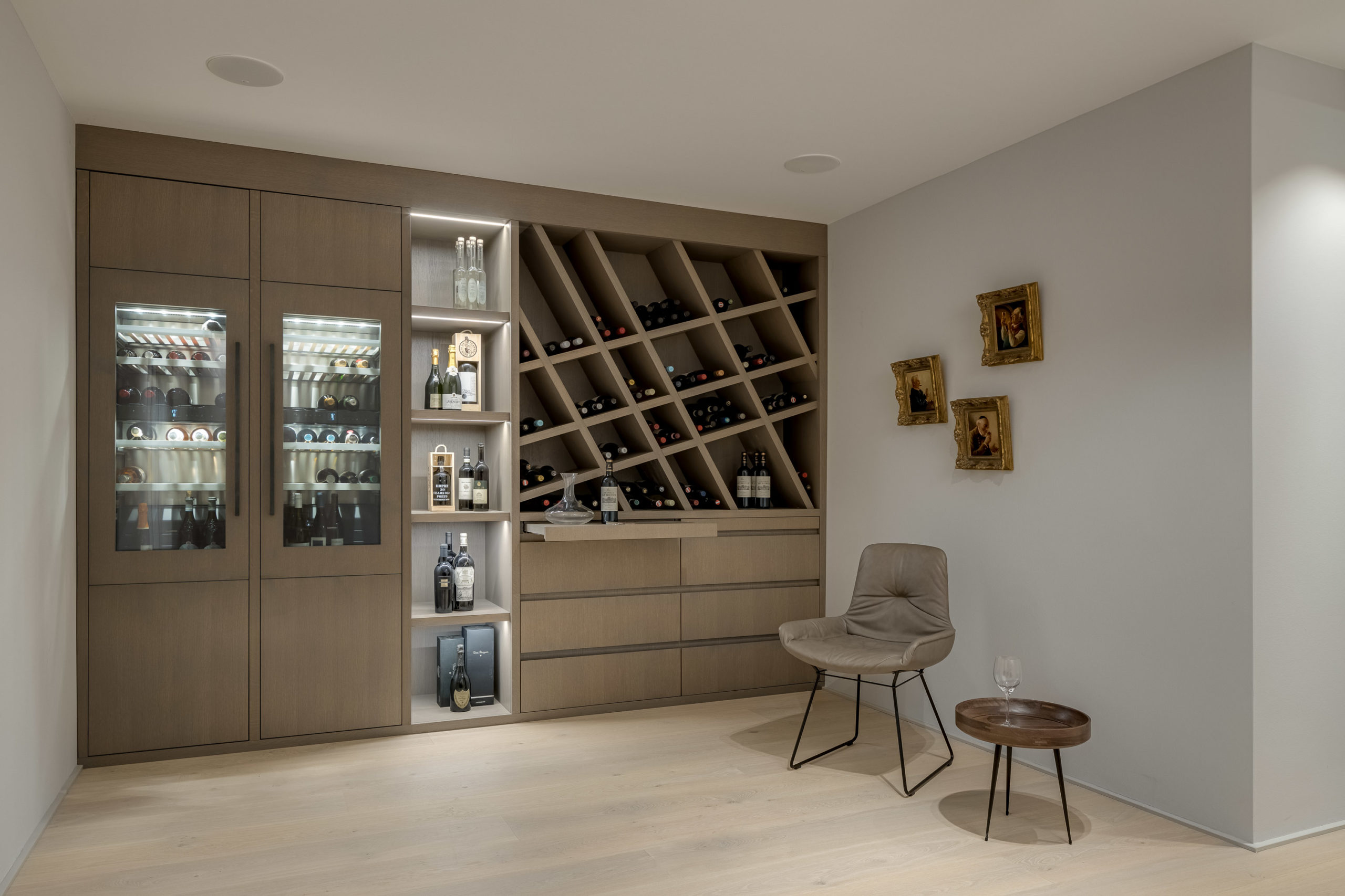 Exklusiver Weinkeller mit Gaggenau Weinkühlschrank und offenem Weinregal
