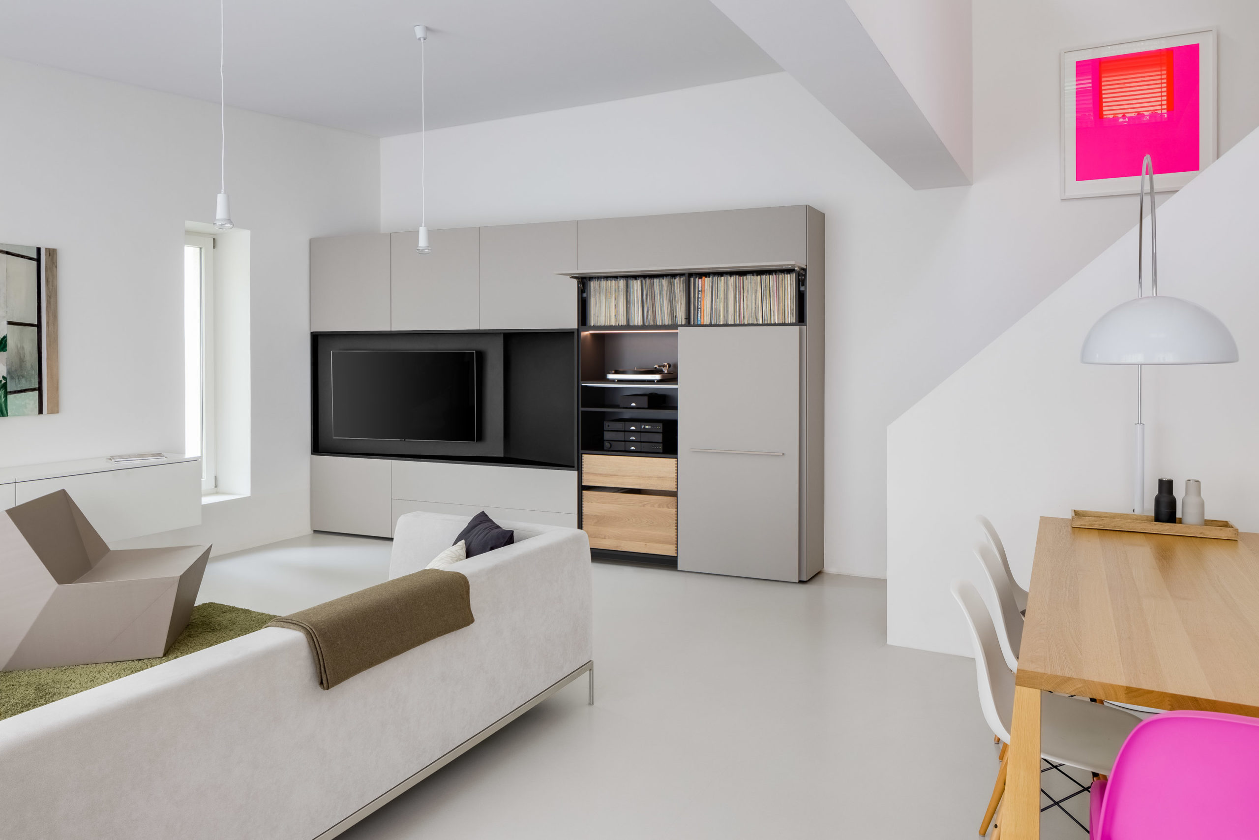 Wohnzimmer mit geöffnetem HiFi-Schrank, Plattenspieler und Vinylsammlung