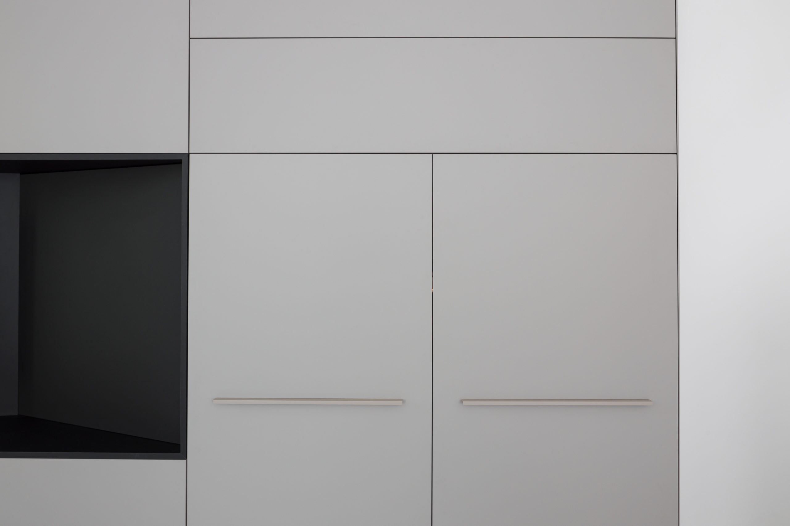 Wohnzimmer-Schrankwand mit geschlossenen Doppeltüren in modernem Design