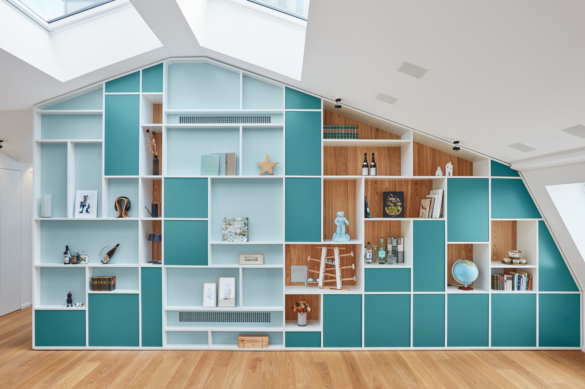 einbauregal-dachgeschoss-designregal-tuerkis-holz-crop-2 (1)