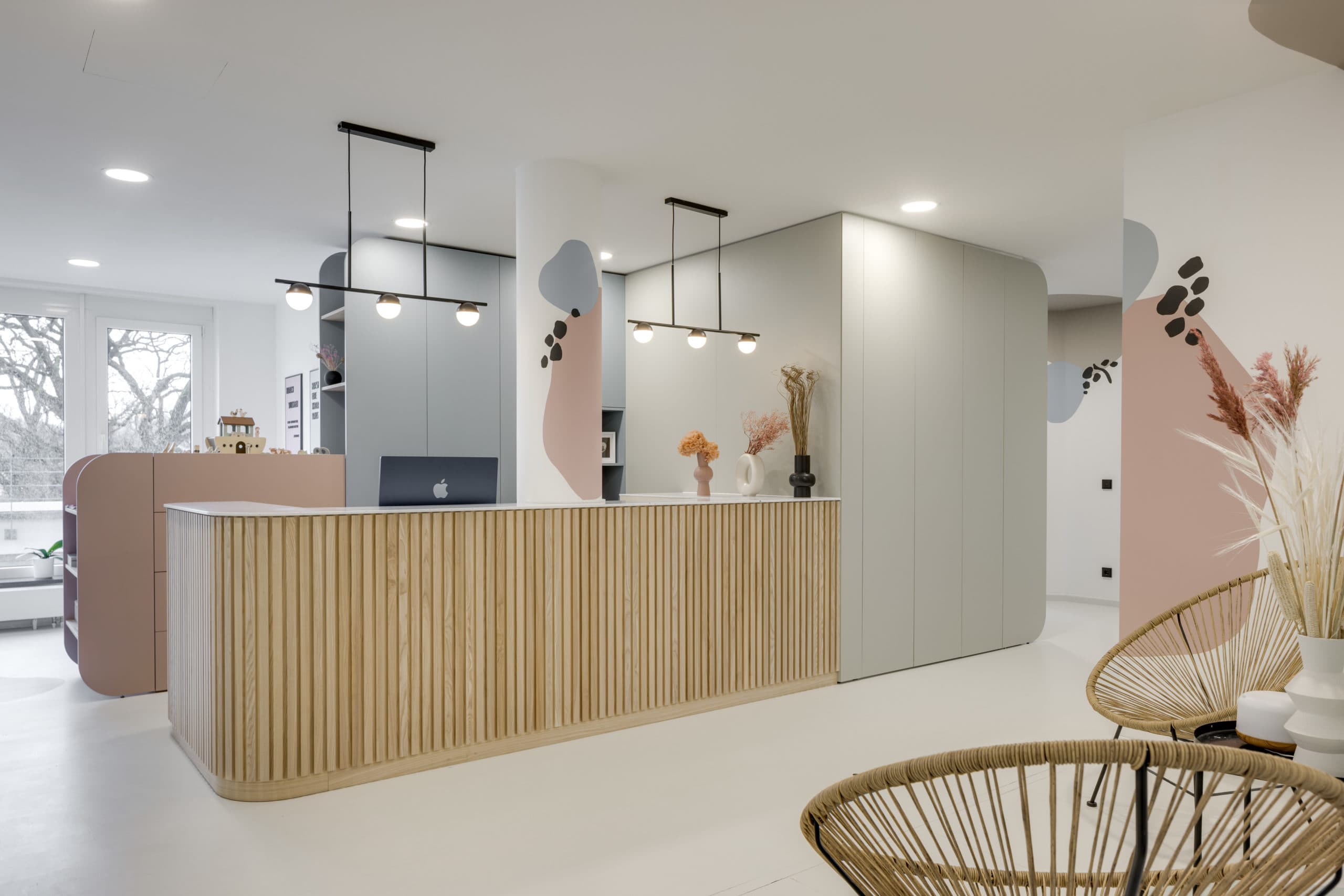 Empfangstheke mit runder ecke und Lamellen in farbenfrohem design mit Corian Deckplatte