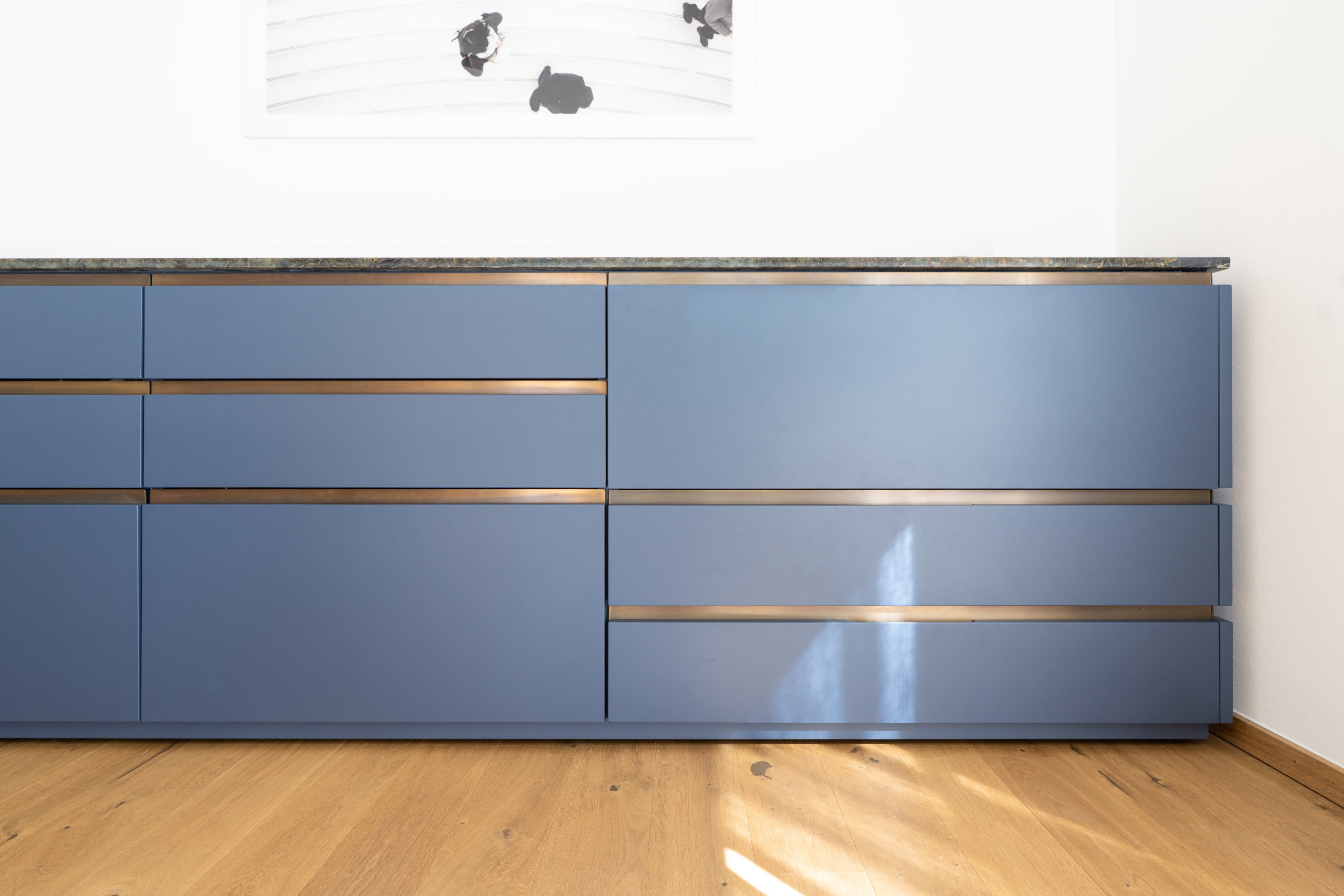 Blaues Sideboard mit Natursteinplatte und klarer Linienführung, stilvolles Designmöbel in München.