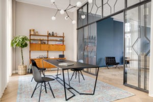 Moderner Besprechungsraum mit Glastrennwand und minimalistischer Einrichtung, entworfen von Studio Moura in München